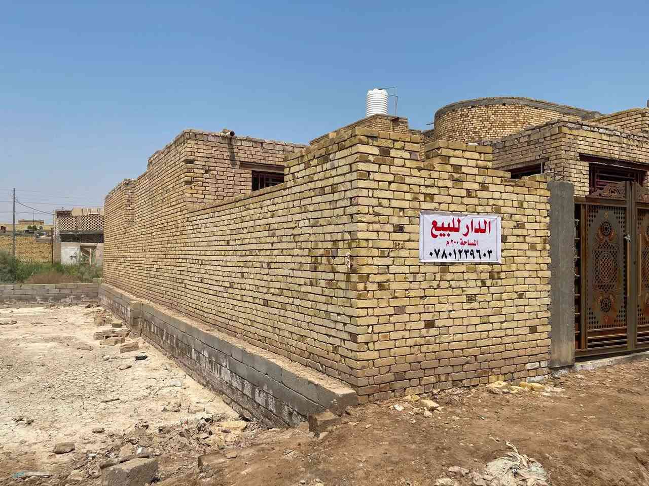 السلام عليكم بيت للبيع المساحه 200 متر  هيكل بناء درجه اولئ عگاده بي غرفتين نوم وصاله ومطبخ وديوانيه ومجمع صحيات مكان الشطره منطقه ال حامي الاستفسار ***********

