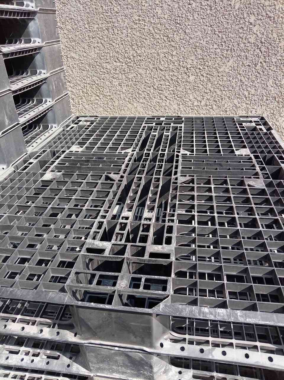 سكيب بلاستك اسود 120x100 وزنها 7كيلو العدد 33 سعر 7الاف مطروح مكاني بغداد الطالبيه ***********
