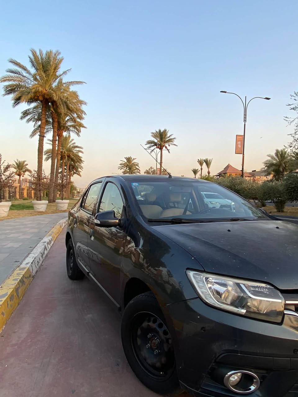 ب البدايه السياره جوه مداس اصغر واحد ب الكروب والي متعجبه السياره يشرفني بكلمه حلوه مثل وجوهكم الطيبه 
رينو سيمبول 2019
ماشيه 129الف كيلو 
مكينه كفاله من التنقيص والتبخير 
والكير كفاله صدر جديد السياره جاهزه على اخر حبايه تنكر سلف وتطلع 
بيها تلث قطع صبغ جانبيه وبيها سونار لليحب يشوف  البجم كبس حساسات اماميه خلفيه كامره خلفيه شاشه وعندي بيها سونار  يراسلني ويشلع عيوني 
سعرها 65وبيها مجال 
عنواني بغداد الكراده 
***********
