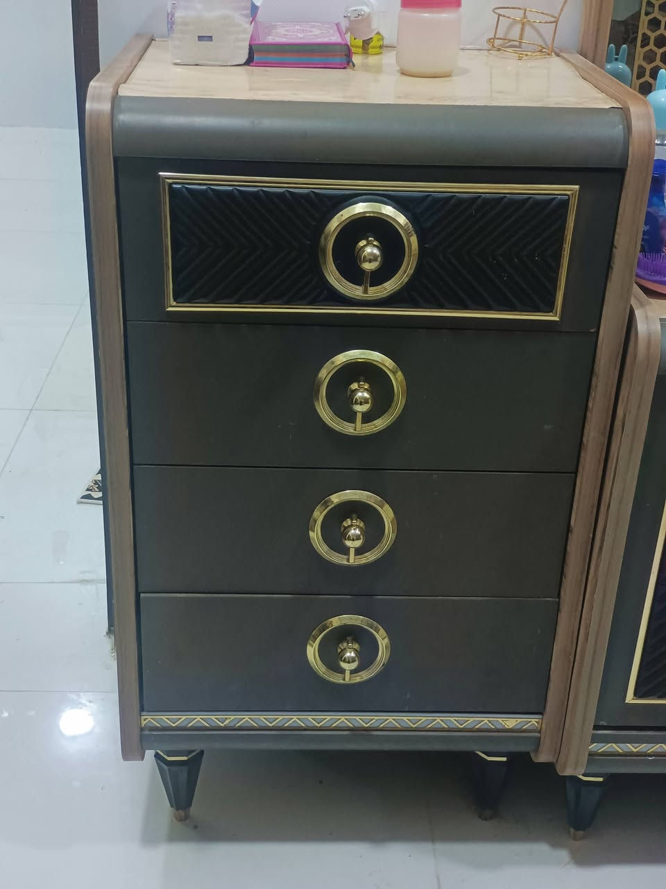 غرفه البيع السعر على هاذه الرقم***********
