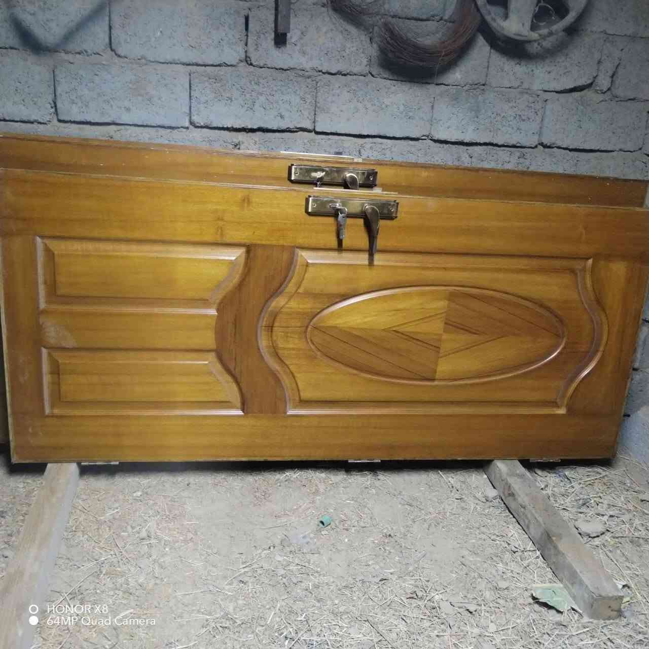 أبواب عدد ١٠ درجه اولى مصبوغ وكيلون كامل للبيع سعر الباب ٣٥الف مكان بغداد ***********
