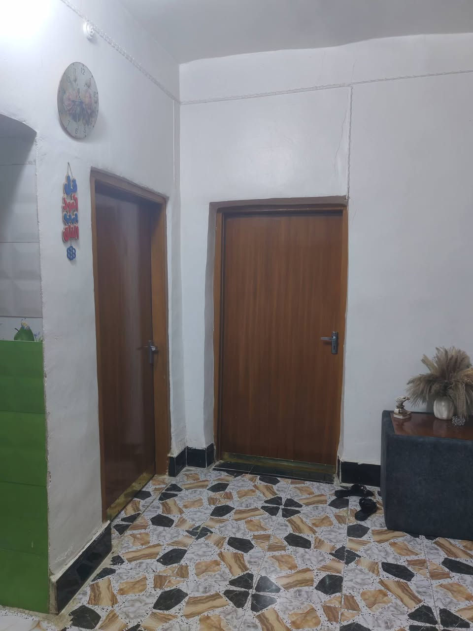 بيت مساحته 200متر العنوان ورديه الاستداره الثانيه قريب شارع بيت مرتب
يتكون من ثلاث غرف مع كلدور مع صاله ومطبخ ومجمع صحيات كامل مع كراج وحديقه بناء مرتب
البيت بيه عكاده وصب طابو زراعي سند25

مكتب وعقارات الوارث
***********
