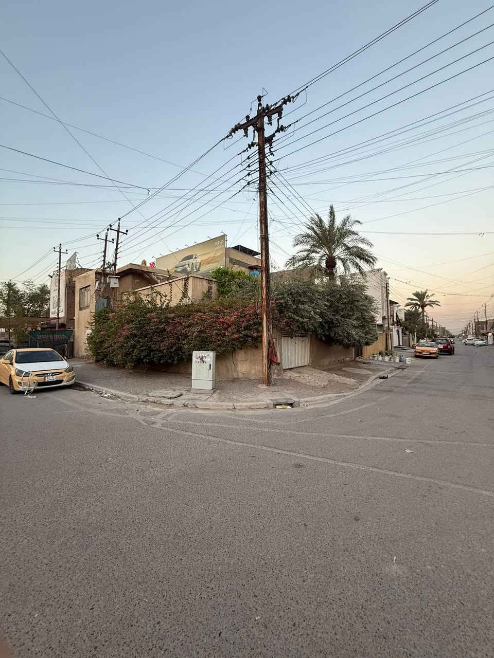 بيت للبيع ٢٠٠متر ركن على شارع بصف لفلكه مال شهداء واجهت لبيت ٢٠ ونزال ١٠ لبيت موقعه مميز وعلى شارع تجاري

للستفسار اكثر لتصال على رقم وبي وتساب هم 

***********
