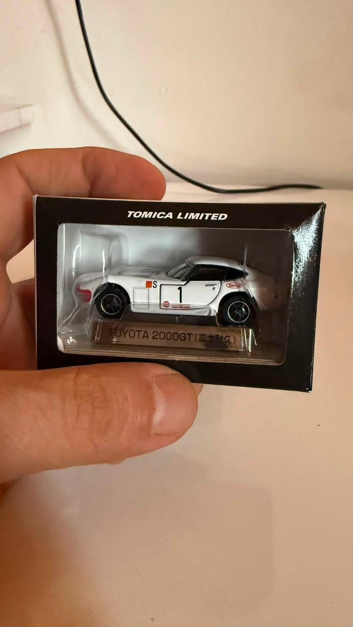 السلام عليكم اخواني🌹
لمحبي النوادر للبيع بكج مكون من 4 سيارات بحجم 1:64 من ماركة Tomica Limited اليابنية (  Vintage ) .. 
اصدار محدود ونادر ❤️
النوع :  TOYOTA 2000 GT الرياضية  الكلاسيكية الجميلة وتتميز السيارة بتفاصيل دقيقه  واطارات مطاطية تحاكي الحقيقة وعالية الجودة 
السعر : 150 الف دينار … للتواصل *********** 
مكان بغداد العامرية
