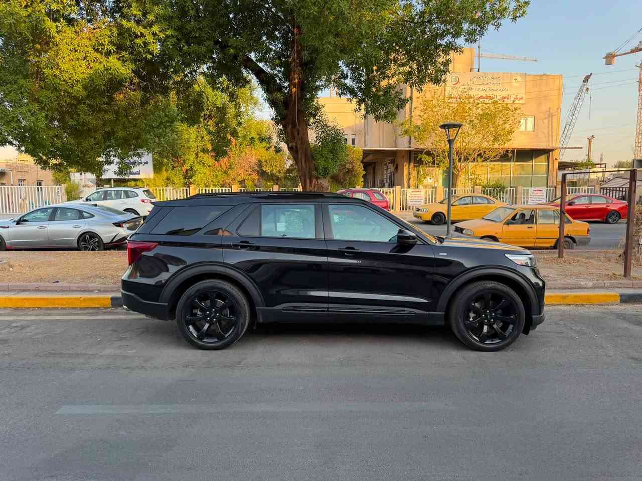 للبيع | Ford Explorer ST LINE
🚘 Ford Explorer – وارد أمريكي

📌 الموديل: 24 Ford Explorer
ملاحضة : السيارة بيه بيبان ثنين مبدله نفس اللون السيارة بدون صبغ ماعدا ربع الجاملغ جهة السايق فقط بجم كبس
📌 اللون: أسود
📌 الحالة: نظيفة جداً من الداخل والخارج
📌 المحرك: EcoBoost 
📌 ناقل الحركة: أوتوماتيك 10 سرعات
📌 الوقود: بنزين

⭐ أبرز المواصفات

* تصميم رياضي وفخم
* شاشة وسطية مع عدادات واضحة
* تحكم بالمقود
* مثبت سرعة
* كاميرا خلفية
* حساسات/أنظمة مساعدة حسب التجهيز
* مقصورة واسعة ومريحة
* مساحة ممتازة للعائلة والسفر
* ناقل حركة أوتوماتيك 10 سرعات
* إضاءة LED
* جنوط رياضية
* نظام Ford SYNC حسب التجهيز
* ثلاث صفوف مقاعد ومساحة داخلية واسعة
   • تحديد مسار
📍 السيارة موجودة ببغداد اليرموك

📞 للاستفسار:***********
***********
