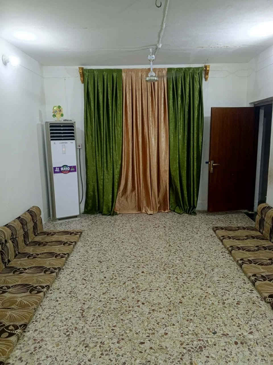 السلام عليكم
بيت للبيع ( طابو صرف ) العنوان بالسده حي النصر الثاني قرب المدرسه المساحه بالسند ٢٠٠ متر واقع حال ٢٥٠ متر/  تفاصيل البيت رباط ارضي بناء طابوك والسكف عكاده يتكون من / غرفتين + صاله عدد 2 + ستقبال + مطبخ + صحيات + طارمه + حديقه / السعر المطلوب ( 90 ) مليون وقابل لتفاوض الاستفسار اكثر / *********** // ***********
