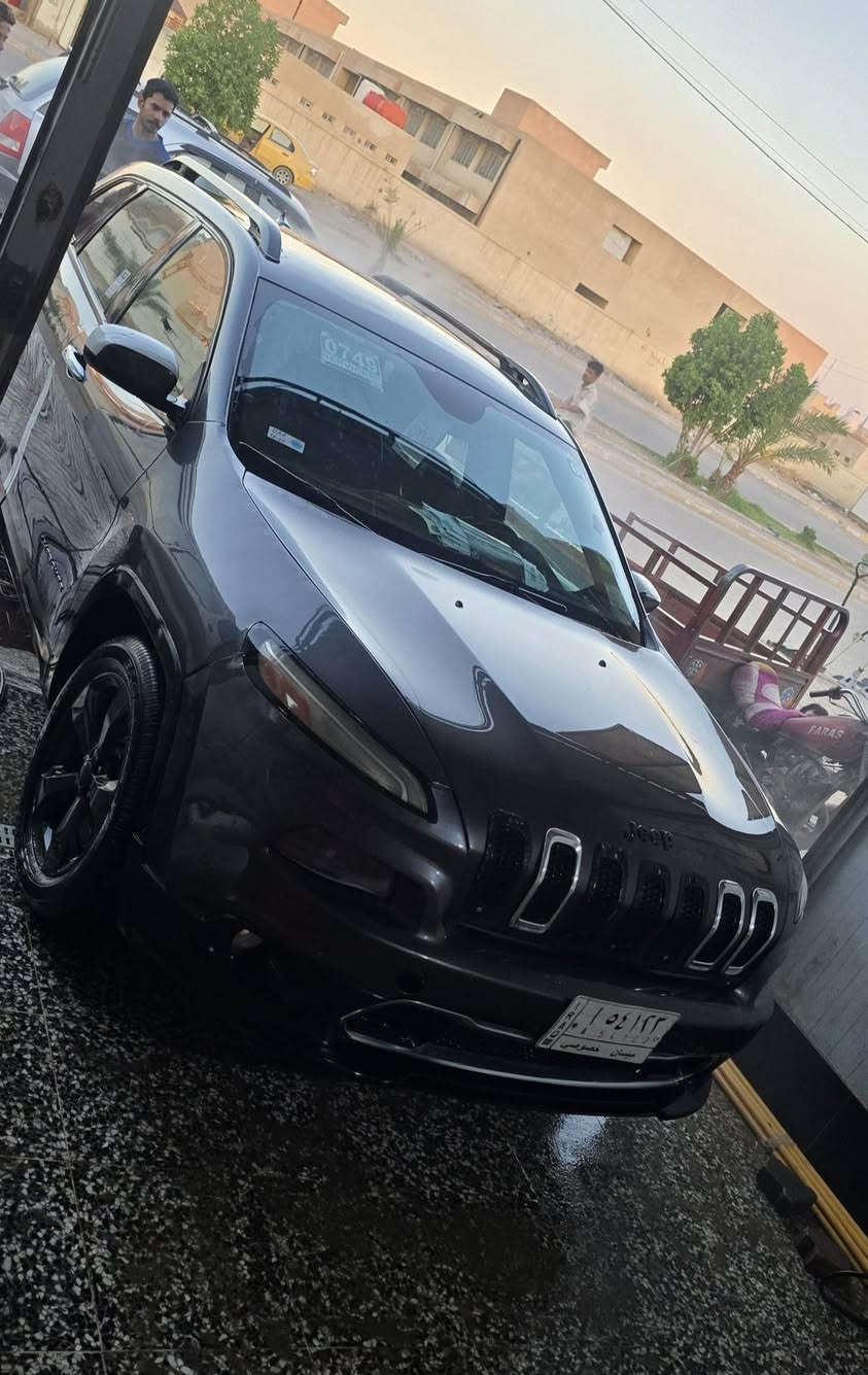 سلام عليكم جيب بزون شيروكي مديل 16 سياره جاهزه وحلوه حادثها بنيد وجاملغ وبيها سونار  للبيع او مراوس 
***********

