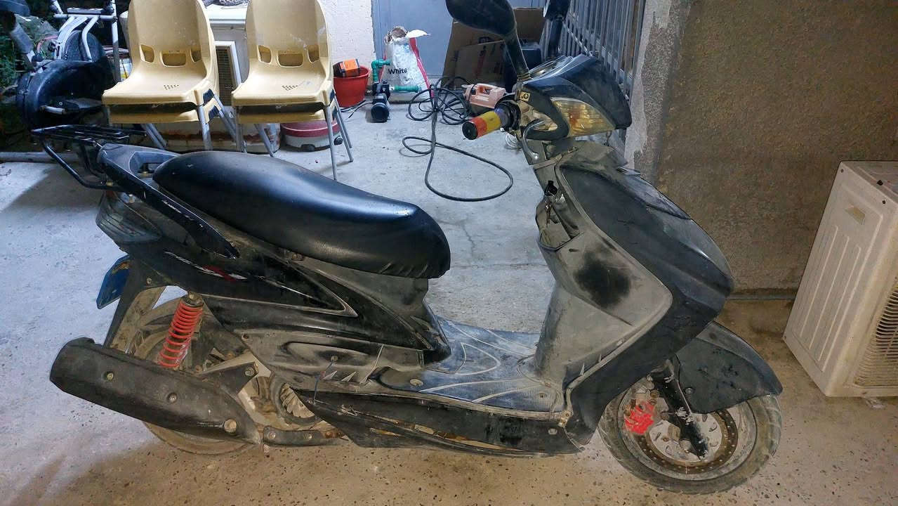 سكنس فحل نضيفة حيل شغالة كهربائيات شغالة باتري جديد تخم تاير نضيفات كابريتر تعبانة ٥٥٠ ألف وبيهة شي بسيط..الشعب***********
