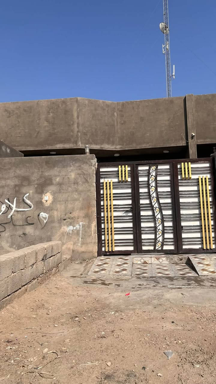 سلام عليكم بيت عندي مساحته 150 نزاله 23واجهيته 7ونص غرف 2صاله ديوانيه صحيات داخليه وخارجيه مطبخ بيت حلو ومرتب السعر خاص مكانه الصخين على الحوالي الجديد مباشر وتحياتي الكم الرقم الاستفسار ***********
