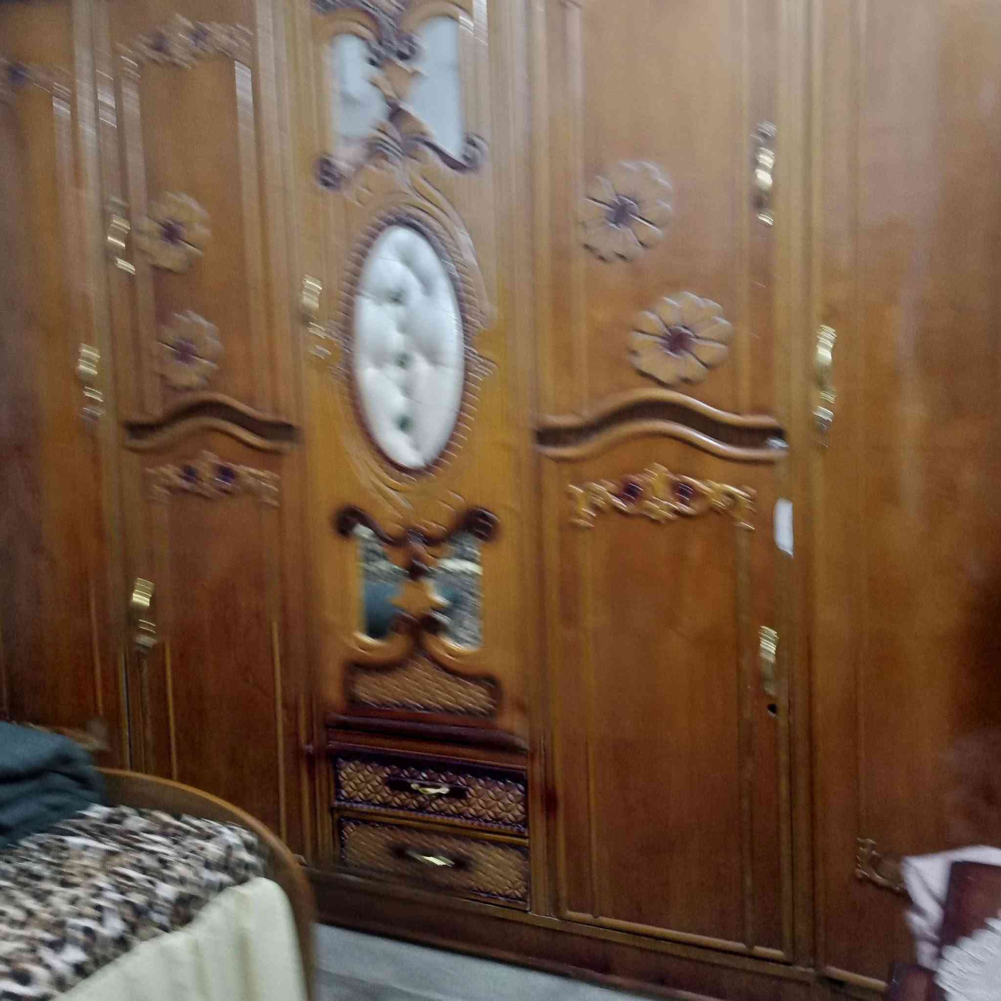 غرفه للبيع بسعر700 وبيها مجال 7 خانات نضيفه استخدام فقط 4 اشهر ***********
