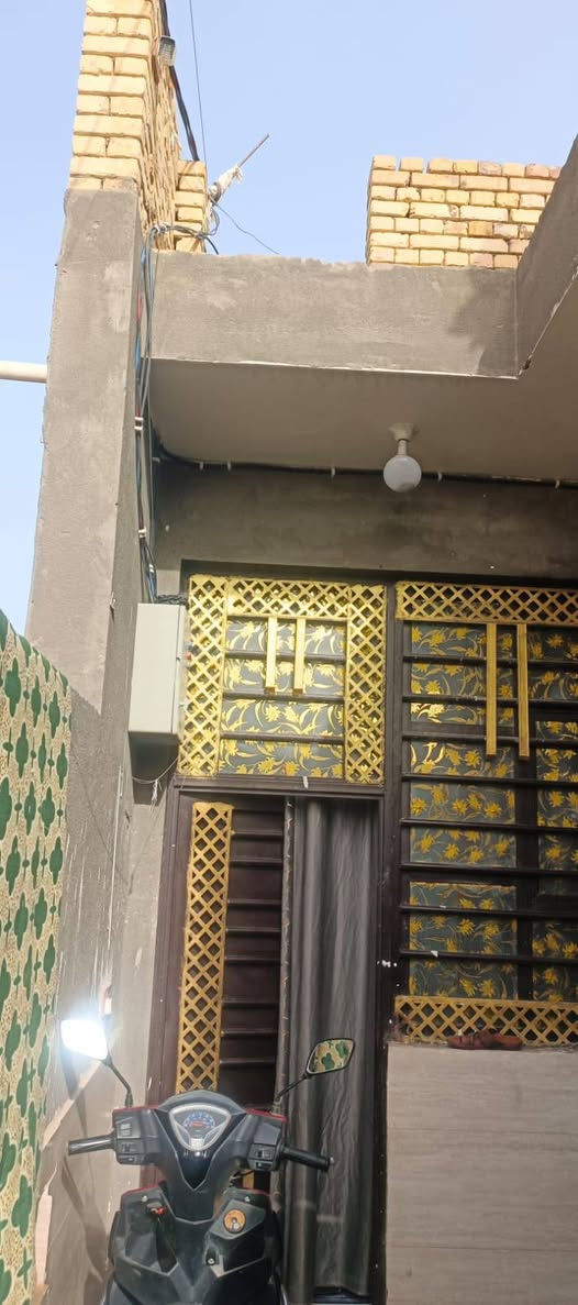 بيت للبيع 100 متر خلفي رابع بيت عن الركن عن شارع 20 الرئيسي قرب المدارس الصينيه الابتدائيه والمتوسطه غرفه وصاله واستقبال البيت كامل ما بيه اي نقص  البيت يبعد عن المدارس 20 متر العنوان الكامل تضحيه نهايه الشارع العياده حي الكرامه السعر 57 الرقم الهاتف *********** بيع مستعجل
