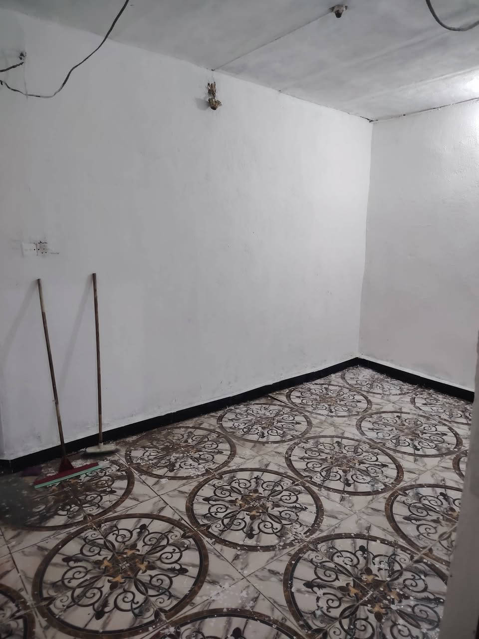 سلام عليكم بيت لايجار 100 متر بلعسكري كبل والبيت كدام عينك شوفه رقمي التوصل ***********
