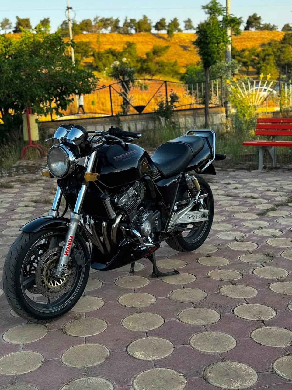 سلاوی خودای گەورەتان لێبێت هاورێیان ئەم cb 400 بۆهێناون مۆدیل 1998 ماتۆرەکە بەشی سەرەوەی کەوەرەکەی کراوەتەوە تەنها وەلف و کاسکێتی گۆراوە بەوشەرتە دەیفرۆشم کێسە کەشی نەکرابێتەوە هەموو گیانی لەسەر دەقی بیلادە ناوتەنکی لۆکە مەکینەی چرکەی تیانیە بەشەرت هەردوو تایەی لۆک لۆکە سعریشی 11 ونيو کەمێک مەجال موشتەری تێل کە ئەزیزن شوێن کۆیە.     
*********** ***********
