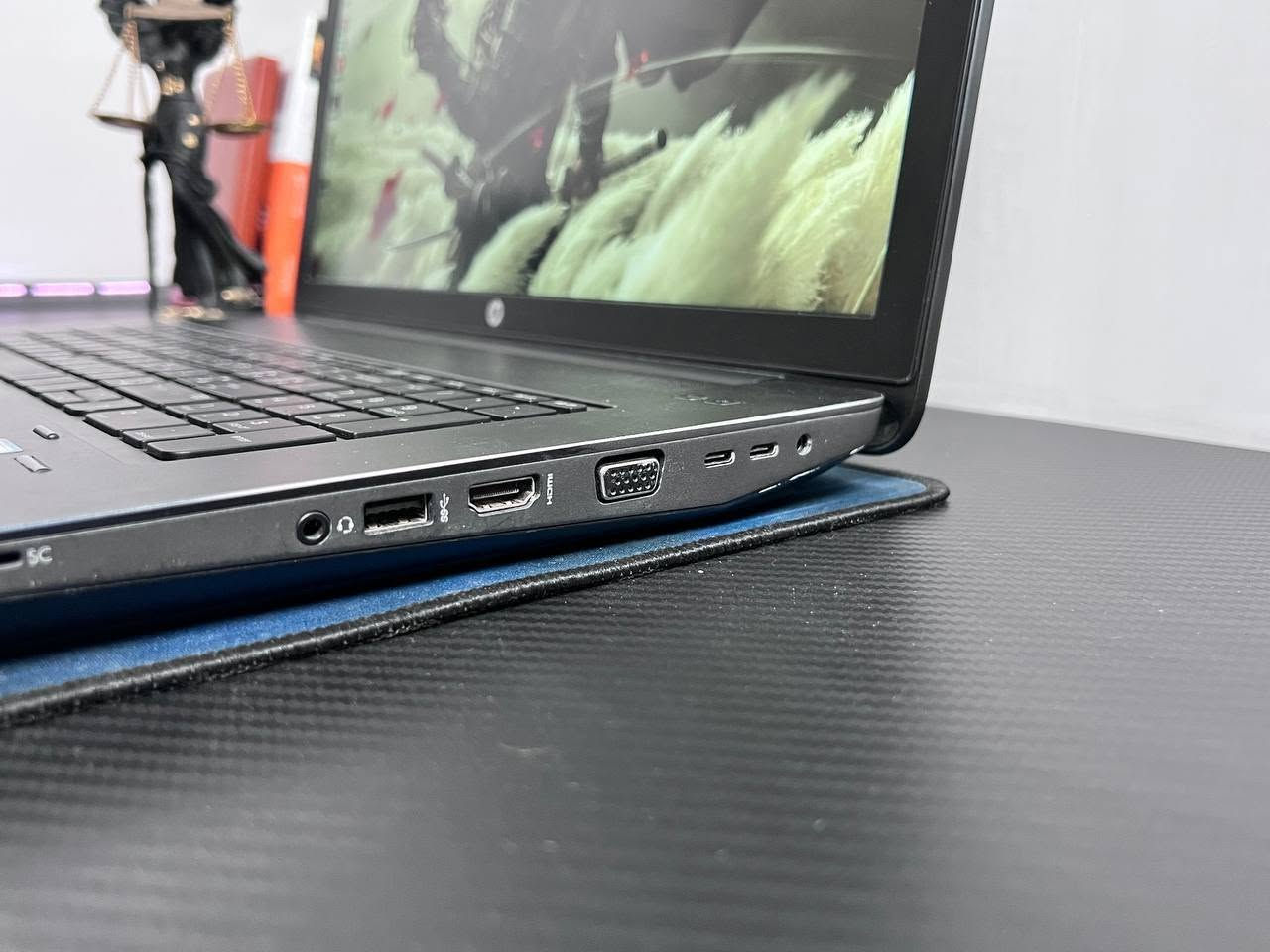 لابتوب HP ZBOOK 17 G3   للبيع 💎
‏لابتوب جدا راقي ، مخصص للبرامج الهندسية والتقنية ، باداء احترافي وسرعة بالتنفيذ، وقوي ايضا للالعاب بمختلف انواعها ، يناسب جميع الاعمال الصعبة ⚡🔥 
‏
‏المواصفات التقنية:  
‏⚜ المعالج / Xeon E3 - 1575M v5 
‏سرعة المعالج الاساسية 3GHz والتيربو 3.9GHz
‏بقوة i7 6920H او اقوة منه
‏⚜ كرت شاشة داخلي مخصص للبرامج
‏Intel iris pro graphic P580 4GB SHARED 
‏⚜ كرت شاشة خارجي احترافي نفيديا
‏Nvidia quadro M4000M 4GB (كلش قوي 🔥)
‏⚜ الرام / 8GB  DDR4  
‏⚜ تخزين / 256GB SSD M.2
‏⚜ الشاشة / حجم كبير  17.3 inch FHD SCREEN دقه عالية 💎
‏
‏ملحقات كاملة
‏👜 حقيبة جديدة
‏🔌 شاحنة اصلية
‏🖱 ماوس
‏🖱ماوس باد
‏+ تغليف كامل للبكج
‏
‏✨السعر 430 الف ⚡
‏الضمان / اسبوع كامل بنظام استبدال في حال وجود اي خلل او مشكلة بالجهاز،  
‏( الاستلام بعد الفحص والتاكد من جميع التفاصيل 🩵 )
‏القطعه ما اندزها اذا مو مضمونه ومرتبة 
‏متواجد ماسنجر
‏واتساب *********** 
‏
