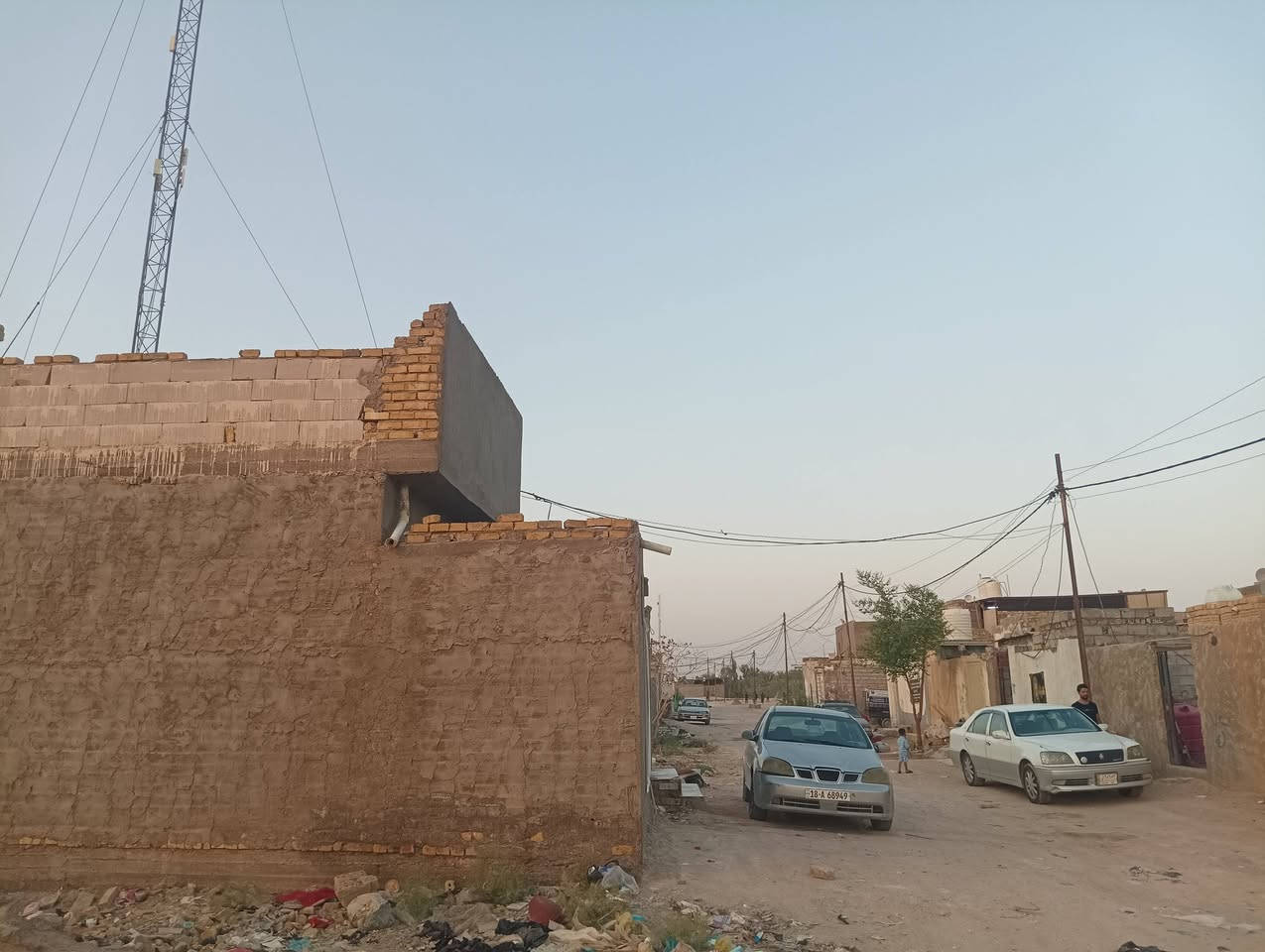بيت للبيع عقد زراعي خلف الحرفين خلف محطه طريق المطار 
بيت نظيف قبل سنتين من بنيته البيت نظيف و ( بيه منظومه انترنت ايجار  ونت مفتوح) باني على أيدي طرمه وتخاريج واستقبال كبير ومطبخ وصاله وغرفه ١٠٠ م ١٧*6
مقابل الرادار مقابل المعهد التقني شارع ابو صخير 
***********
باقي صور بيت خاص
