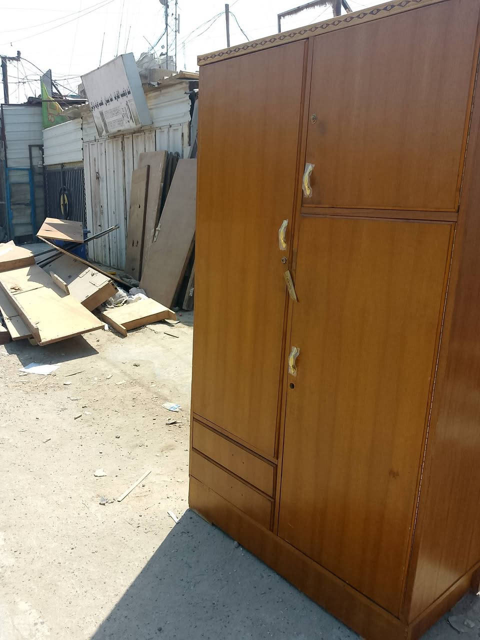 كنتور 2باب للبيع عنوان بغداد جكوك كاظميه رقم ***********

