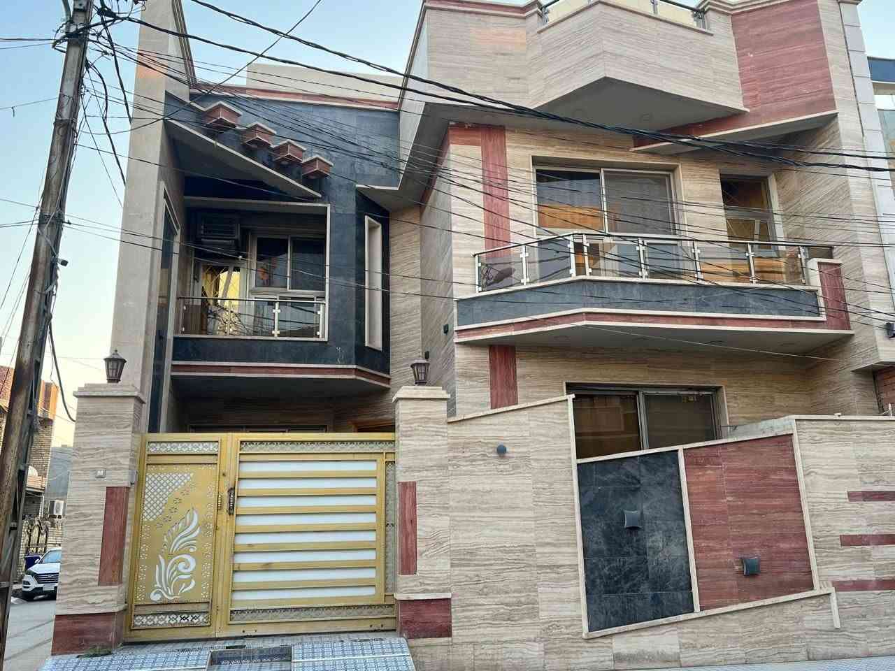 بيت ١٥٠ متر ركن واجه ١٠ متر والنزال ١٥ متر   واجه البيت مغلفه مرمر يتكون البيت من استقبال زائد صاله مع مطبخ حار بارد مع غرفه نوم مع صحيات اما الطابق الثاني يتكون من ثلاث غرف نوم مع صحيات اما الطابق الثالث يتكون من غرفة النوم مع مخزن   العنوان حي المعلمين خلف مطعم ابن حمد  الاستفسار على ***********
