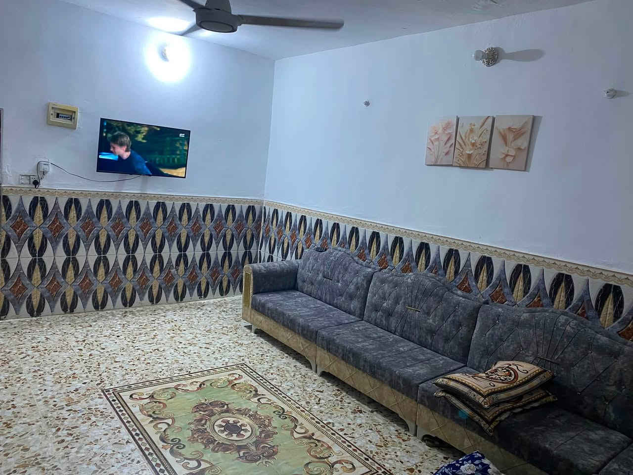 السلام عليكم البيت للبيع مساحته 200متر يحتوي ع غرافتين نوام وصاله واستقبال ومطبخ وحمام داخلي وخارجي موقع البيت الصويره حي العهد السعر 60 مليون بي مجال 
الهاتف ***********
