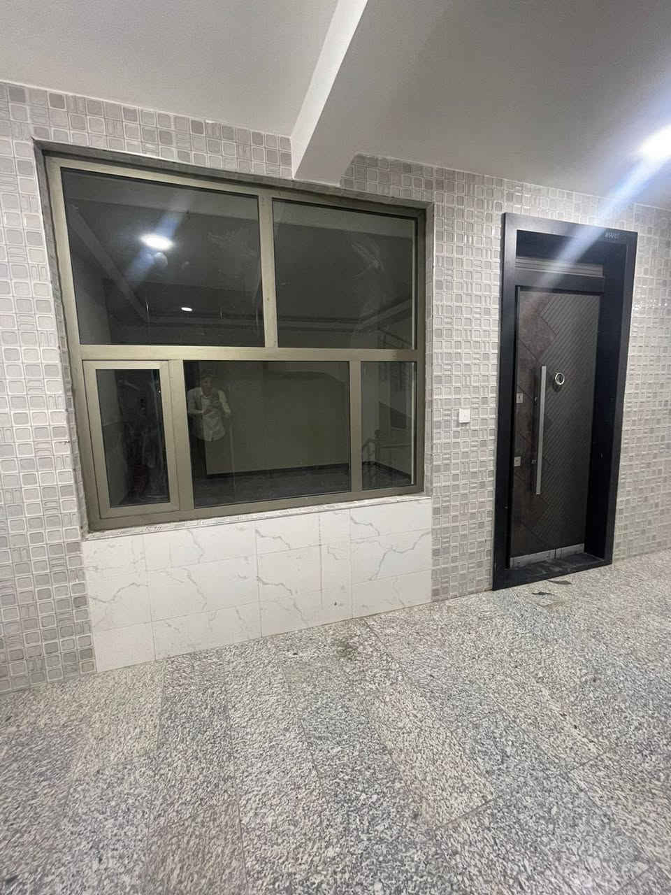 شقة مودرن وجداً نظيفة  جاهزه للسكنطابق أول ضمن مجمع سكني بناء جديدو نظيف جدا مخدم بالكهرباء والماء والمصعد الكهربائي ..
شقة مودرن وجداً نظيفة  جاهزه للسكن تحتوي الشقة على غرفتين نوم واحده كبيره ماستر وصاله ومطبخ وصحيات ومناور .. 
الموقع : شارع الخيزران مقابل جامعة الشعب قريبه جداً من الشارع التجاري ..
الايجار 850 الف شهرياً وبيها مجال بسيط  .. للاستفسار اكثر رقم المالك ***********/***********

شقة مودرن وجداً نظيفة  جاهزه للسكنطابق أول ضمن مجمع سكني بناء جديدو نظيف جدا مخدم بالكهرباء والماء والمصعد الكهربائي ..
