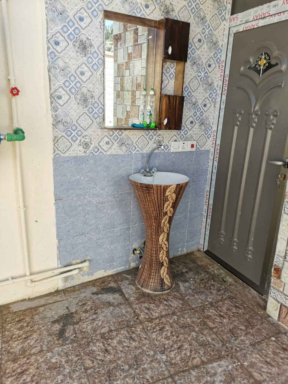 دار للبيع في بصائر قريب من النهر مساحته ١٣٥ م بناء جديد يحتوي على غرفة نوم وصاله ومطبخ وديوانيه والطابق الثاني غرفة نوم كبيره جداا طابو صرف للإستفسار الاتصال على الرقم *********** او المراسله عبر الوتساب
