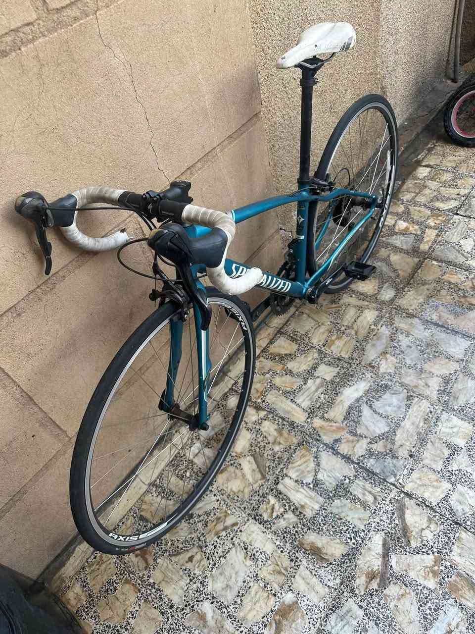 Specialized Dolce 🇺🇸
•
•
دراجة الطريق (Road bike) ماركة سبشلايزد الامريكية للبيع
دراجة مال حاويه بعدها بلاديه مملعوب بيها نهائياً على وضع الاستيراد وكانما جديده 

معدن الدراجة من الألمنيوم ماشه كاربون فايبر معرزة بتقنية Zertz لامتصاص الصدمات
ابعاد الفريم : حجم 28 / قياس 44 S

وزن الدراجة بالكامل : 8 كلغم
نسبه ضافتها 97%
مجموعة الدراجة  Shimano Sora R-3500 شيمانو سورا جديد وكانما غير مستعمل فقط البدالات ضاهريه و بداله النقال بحاجة الى ترتيب او تنضيف او صيانه

‎عدد التروس : 2 / 9

ويالتها المنيوم ماركة AXIS Classic  طبقتين لتحمل عوامل الطرق الوعرة نضام كمبليون فتح وشد سريع
اطارات الدراجة ماركة Specialized Turbo Pro الخاصة بالشركة قياس 25 / c700

السعر المطلوب : 350 الف و الشراي يدلل
العنوان: بغداد / الشعب / سوق شلال / قرب مركز شرطة شارع عدن
للاستفسار: ***********
