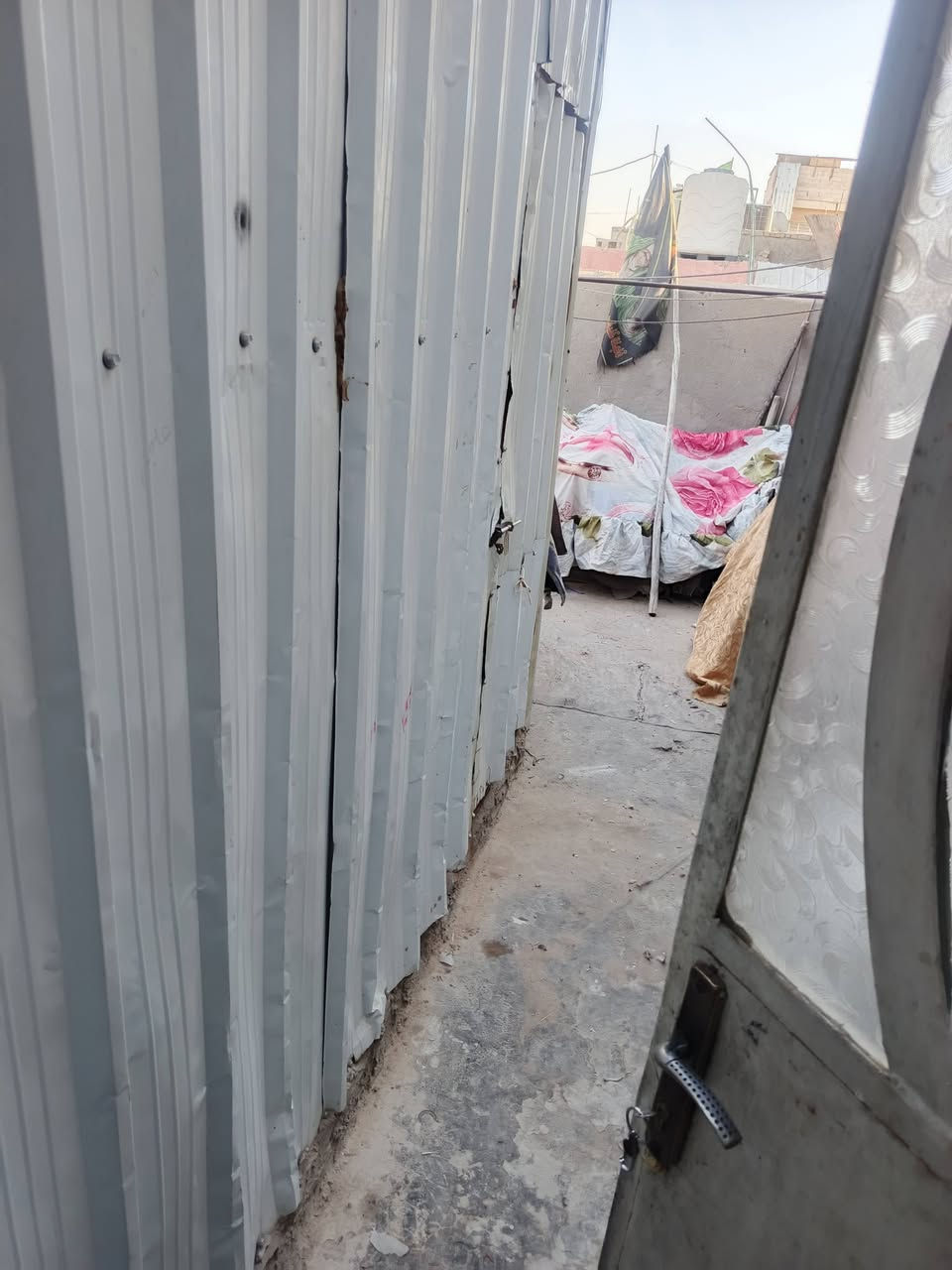 بيت للبيع مساحة ٨٤ م
غرفتين واستقبال بناء حديث
جبهه اربعه له ربع 
سعر ٨٥ 
حي اور الشيشان يم سوك الصبح
طابو صرف زراعي
هاتف ***********
