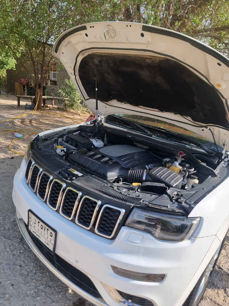 🌹🌹تحية طيبة 🌹🌹
جيب غراند شيروكي سوميت (Jeep Grand Cherokee Summit) موديل 2015 خليجي  فول مواصفات 🚗

السيارة بنظافة ممتازة ومواصفات السوميت الأصلية العالية (أعلى فئة).

المواصفات العامة والمحرك:

 الموديل: 2015

 الفئة: سوميت (Summit) أصلية

 المحرك: 8 سلندر، سعة 5700 سي سي (Hemi 5.7L) - محرك قوي وجبار

 اللون: أبيض 

 الرقم: بغداد خصوصي

المواصفات والاضافات:

 نظام الجكات الهيدروليك: (Quadra-Lift) تحكم بارتفاع وانخفاض السيارة لاغي السياره حاليا نظام دبل عادي 

 أنظمة الأمان والرادار: رادار أمامي تفاعلي، تنبيه تصادم، تحديد مسار، ونظام اطفاء السلندرات للاقتصاد بالوقود (ECO)

 الترفيه: شاشات خلفية أصلية بلاد للمقاعد الخلفية مع شاشة أمامية كبيرة تدعم الخرائط والـ Bluetooth وباقي الأنظمة.

 السقف: بانوراما كاملة

 الداخلية: جلد قرميدي ، تدفئة وتبريد بالكراسي، مع إضاءة عتبات الأبواب الترحيبية بكلمة (SUMMIT) باللون الأزرق 

 المظهر الخارجي: ويل كروم كبير الأصلي الخاص بفئة السوميت، لايتات زينون وLED نهارية مميزة، مع حساسات أمامية وخلفية وكاميرا.

حالة السيارة

 الحادث: صبغ شي بسيط مقدمة الجاملغ الأيمن فقط 

 باقي السيارة: مكفول بالكامل (الباقي كفالة عامة).

 السيرفس: السيارة مسوايلها سيرفس كامل وجاهزة من كلشي (حدادية كاملة جديدة، تايرات  جديدة، محرك مفتوح  وما تحتاج أي مصاريف

أضافة الى منظومة غاز )

سعرها 190 بيع فقط 

مكان السياره محافظة واسط 

اي استفسار الاتصال على 

*********** 

***********
