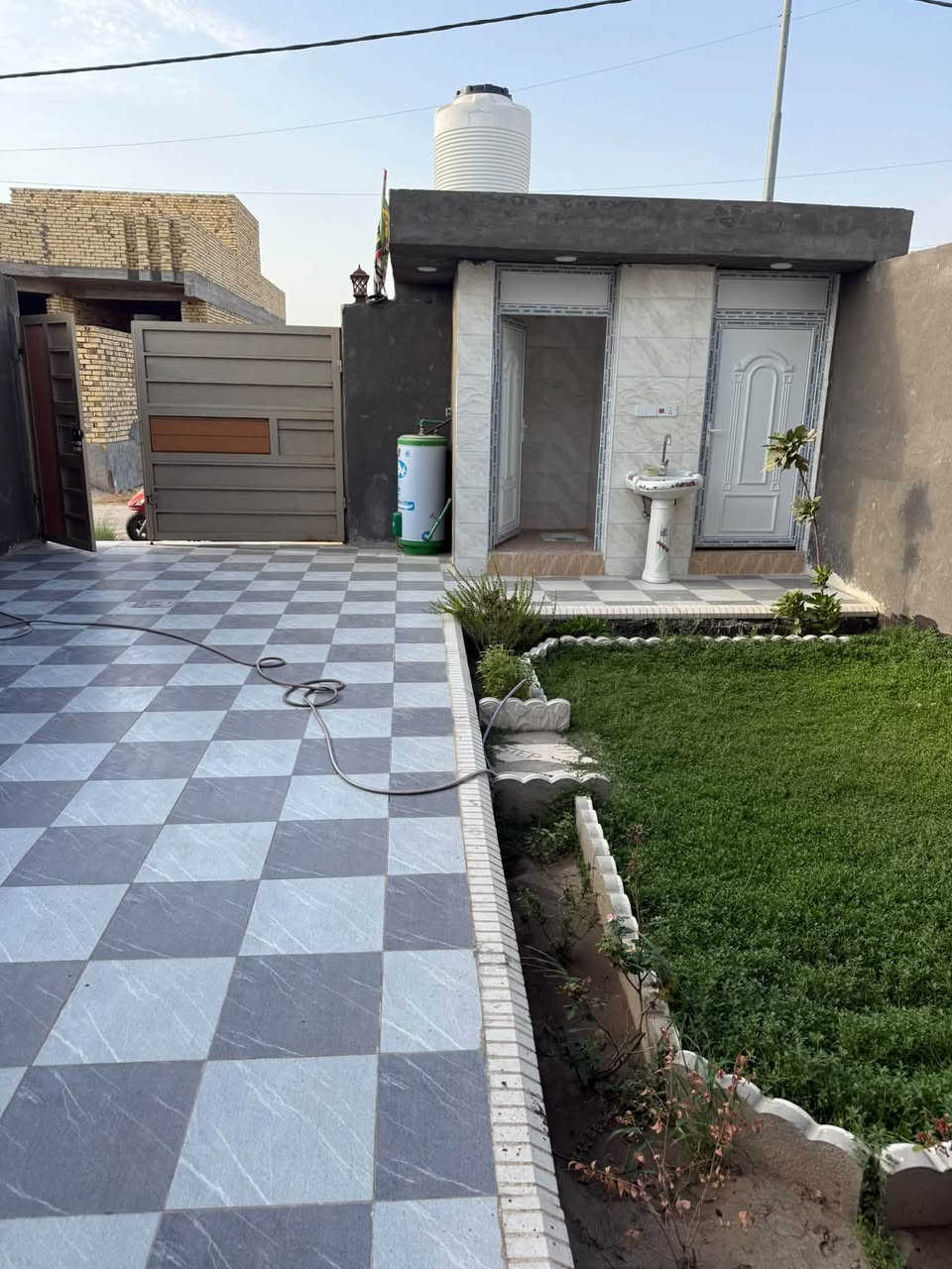 للبيع دار سكني🏘️
مساحة📐 ٢١٨ م٢  
مكانة📍 بالزكندري  خلف المدرسة 
خدمات ماء 💦 كهرباء⚡️ تبليط🚧 
تحويل مباشر✅ وضمان ١٠٠/١٠٠✅
يحتوي على غرفتين نوم🛏️ ومطبخ🧑‍🍳 حار وبارد وصالة 💙 واستقبال 🤍 وصحيات🚾 داخلية وخارجية  وممرات عدد٢ 🚧 وطارمة واسعة وحديقة🌾🌺🌸
بناء حديث🏠 مايقارب ٦ اشهر  الصور داخل المنشور  👇👇 
 سعره  حلو  وشتريد ارقامي موجودة وبخدمتك اتصل واسال بالي يعجبك بدون تعليقات 💙
للاستفسار اكثر مراجعة مكتب عقارات الاخوين او الاتصال 📞 
***********
*********** 
بابل/ الحمزة الغربي ع / شارع المواكب/ مقابل العمارة الحمراء❤️
