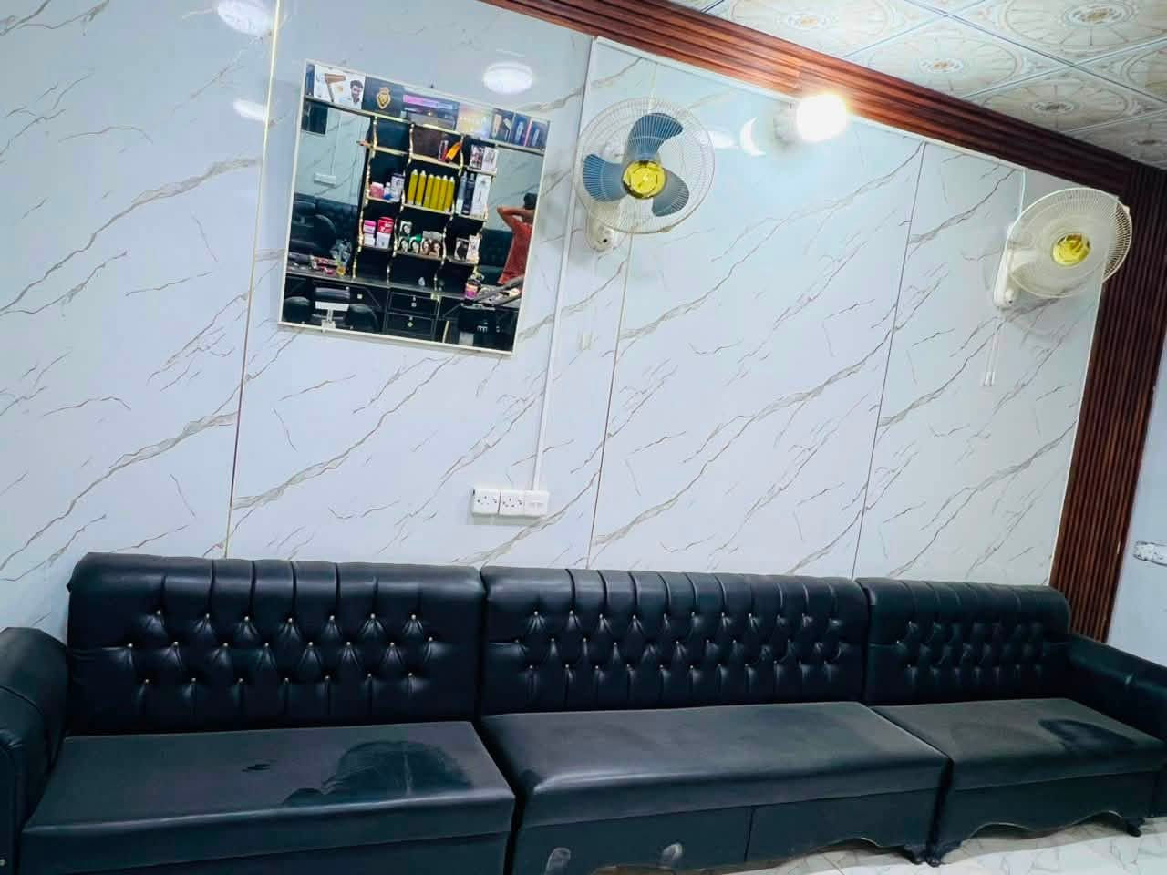 غراض محل حلاقه كامله للبيع سعر خاص مكان بغداد
***********
