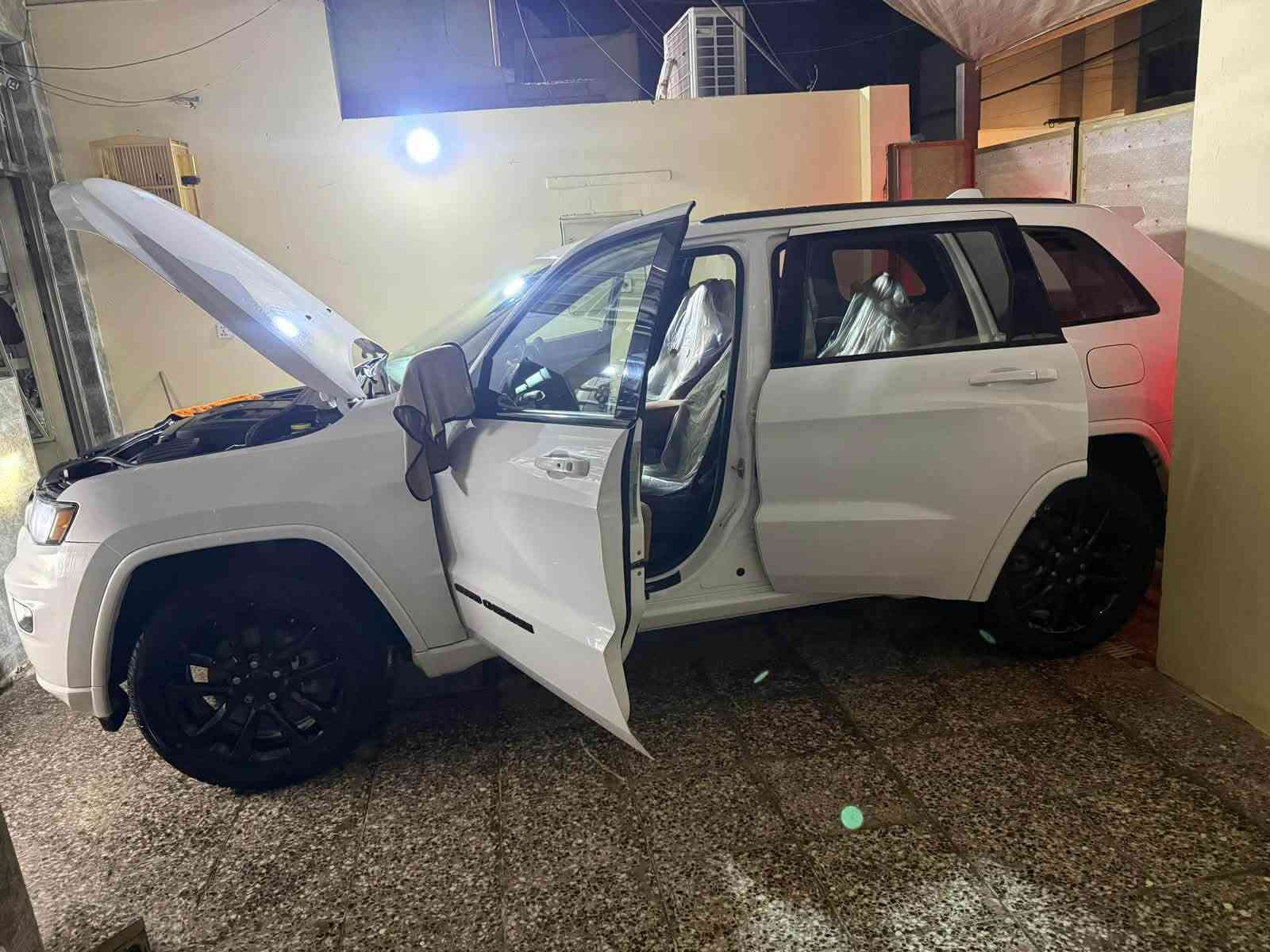 السلام وعليكم 
للبيع جيب بلاك توب 
فتحه 
بصمه 
تشغيل عن بعد
رادار 
كشنات جلد 
كرسي كهرباء 
كامره دواره
ماشيه 80 الف 
ويل قياس 20
سياره قبل 5 ايام مبدل صدر امامي وخلفي جديد
مابيهه كل نقص 
رقم اربيل تحويل او وكاله 
حادثه فقط التاير الخلفي والتريشه مال جاملغ 
اخت الكلين وكله وكاله راجع 
السعر 265 وبيهه مجال 
المكان بغداد الامين 

‭***********‬
