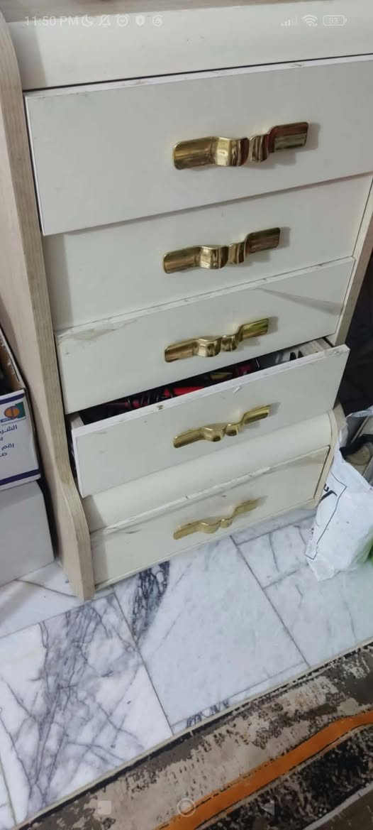 وينة الي يريد يتزوج  وينة الي بايع غرفة زوجتة وينة الي امزعل زوجتة تعال راضية اهنا يمي وبس وبارخص الاسعار  لاتروح للسوك بس كول اني شراي غرفة نوم تركي خشب ثقيل درجة اولى كلش نظيفة واستعمال كلش قليل البيع بسبب الحاجة الحلة القاسم قرب الامام ع كنتور متكونة من 
زاويه
وباترينا
شينازا 
وجربايه
وميز تواليت
ميز بلازما
وجرارات 
والجربايه تنفتح وجواها مكان تخزين
وكرسي طابوريه هاي يكعدون عليها السعر مليون وتسع مية كلش جديدة ونظيفة @إشارة
