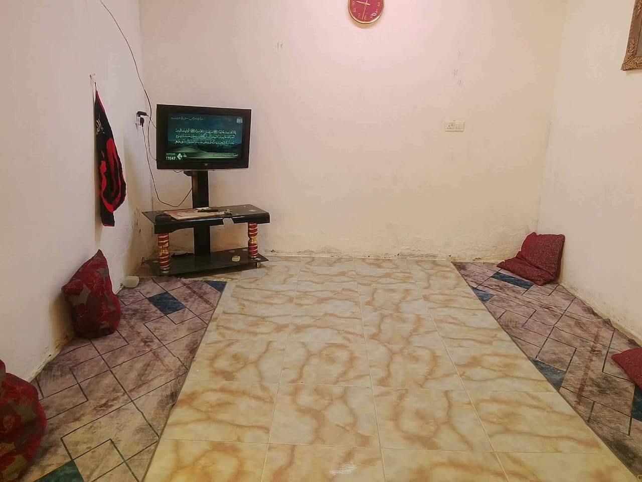 يالله سلام عليكم🏙️ بيت مساحه 100🏙️بنزلت عميد جادر🏙️ بيه غرفتين فوك ما كاملات 🏙️ ول جوه كله كامل 🏙️ شوفت عينك. مرتب البيت 🏙️ البيت قريب عله فران العالم كوت   حي الحكيم 🏙️ السعر المطلوب 23 وبيه مجال 🏙️ الستفسار 📞 *********** بيع مستعجل 🏙️  بئدارت رسول ابو إليان العقارات 🌹🏙️
