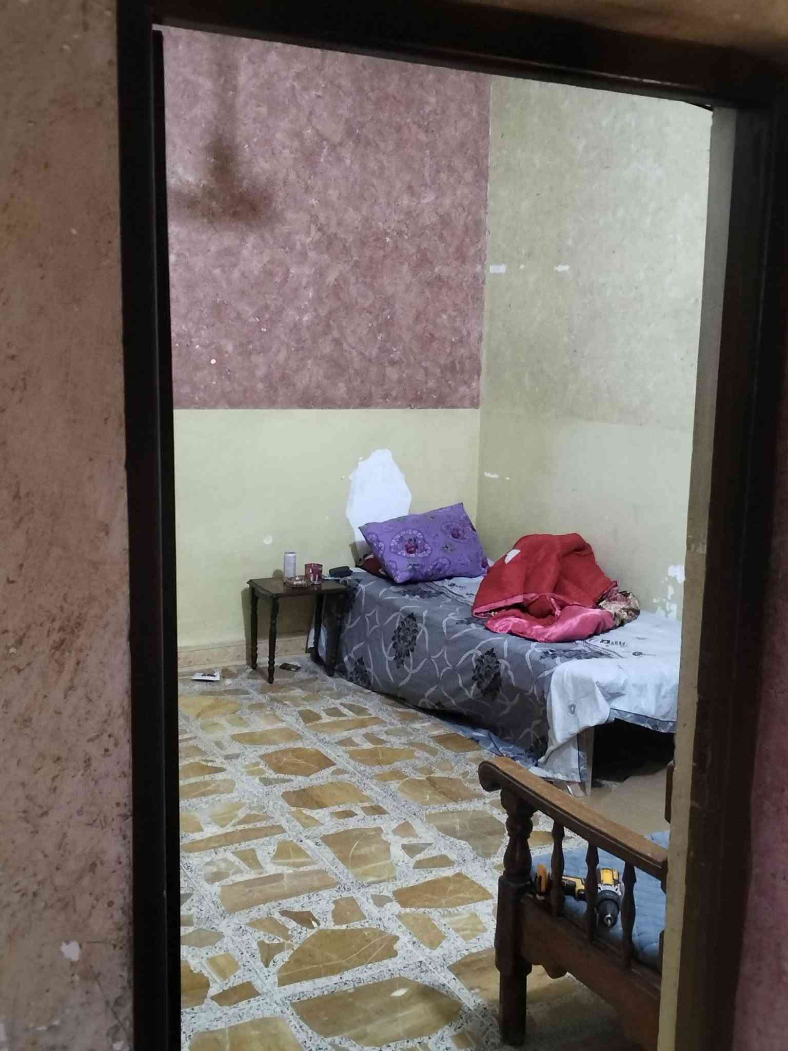 السلام عليكم بيت للبيع مساحة 110مربع ركن في منطقت الحسينية شارع الخدمات قرب المستشفى التركي وقريب أيضاً على المدرسة الايرانية الطابق الاول متكون من غرفتين +مطبخ+استقبال+حمام داخلي وخارجي +ترك الطابق الثاني متكون من غرفتين وبيتونة البيت مجهز ب كامل مجاري مياه خير من الله كلشي ما ناقصة اي استفسار أخر يرجو التواصل عبر الأرقام الأتية 
(‏‪‏‪( 772 671 6687‬‏
(***********)
