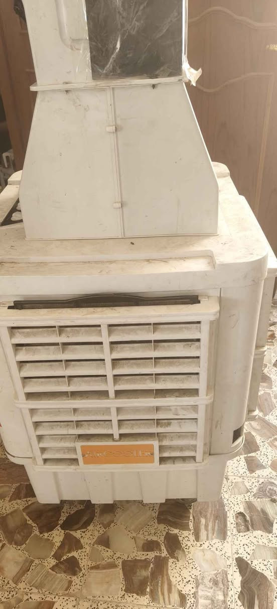 السعة (Capacity): 70 لترًا.مستوى الضوضاء (Noise): يتراوح بين 48 و 50 و 54 ديسيبل (حسب السرعة المحددة).الحماية من الصدمات الكهربائية (Shock protected): مدعومة (Yes).درجة حرارة العمل القصوى (Work in Tem): تصل إلى 45 درجة مئوية.المساحة الفعالة للتغطية (Area Effective): تغطي مساحة بين 80 إلى 90 مترًا مربعًا.كفاءة التبريد (Cooling efficiency): تبلغ 85%.الجهة المصنعة (Manufacturer): شركة جهان سبهر أذربيجان (JAHAN SEPEHR AZARBAYJAN).بلد الصنع (Country of Origin): صُنع في إيران (Made in Iran).

مكان كربلاء 
سعر 230  
***********
*********** كربلاء, العراق
