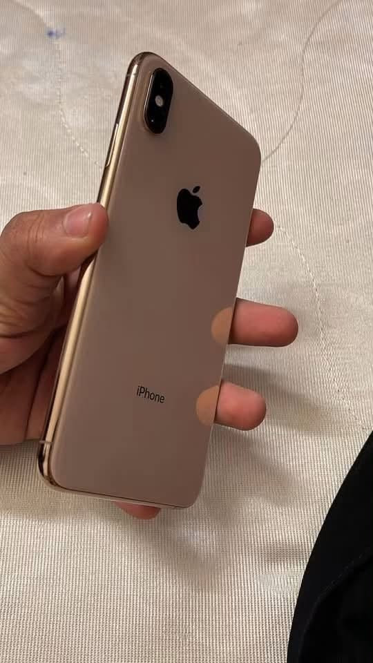 السلام عليكم للبيع
‏iPhone XS Max 
ذاكرة 64 
البطارية 82
الجهاز وتر بروف ما مفتوح ابد ولا مبدل بي شيء على الفحص نضافة الجهاز 95‎%‎ السعر 200 الف بي مجال شيء بسيط عنواني بغداد الشعلة رقمي للتواصل ***********
