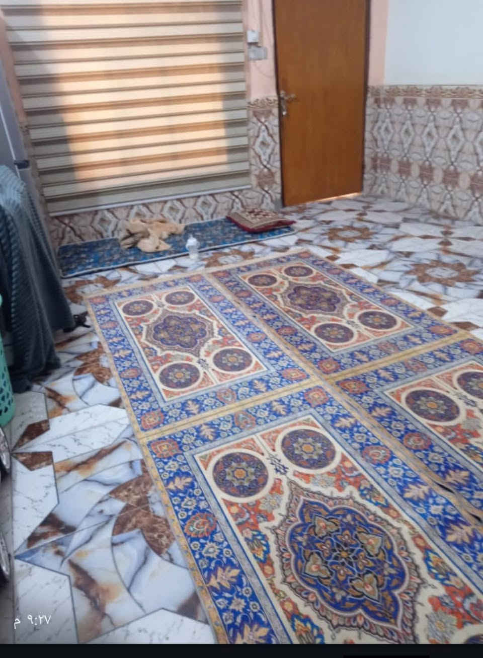الدار للبيع
طابو صرف خلفي مساحته 100 متر طابقين طابق الاول غرفه ومطبخ وصاله وديوانيه وصحيات وطابق ثاني غرفتين وصاله ومطبخ وحمام ومطبخ بلتظحيه بشارع العياده
السعر90بي مجال 
دربونه مترين ونص 
 مكانه حلو الييت ومرتب 
واتس اب شراي ***********
