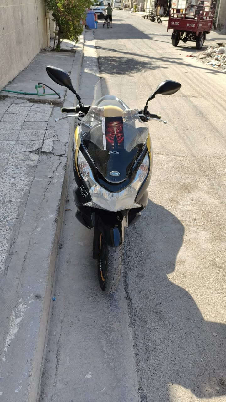 للبيع 
دراجه pcx جيل اول 17 
مكينه 150 ياااباني اصلي مفول حت سويج ياباني 
دراجه شغاله مكينه نضيفه حيل مال بيت 
حساسات كلها شغاله تجي. تاخذها تترحملي سعرها 1350 الف 
بيها شي قليل حيل 
***********

