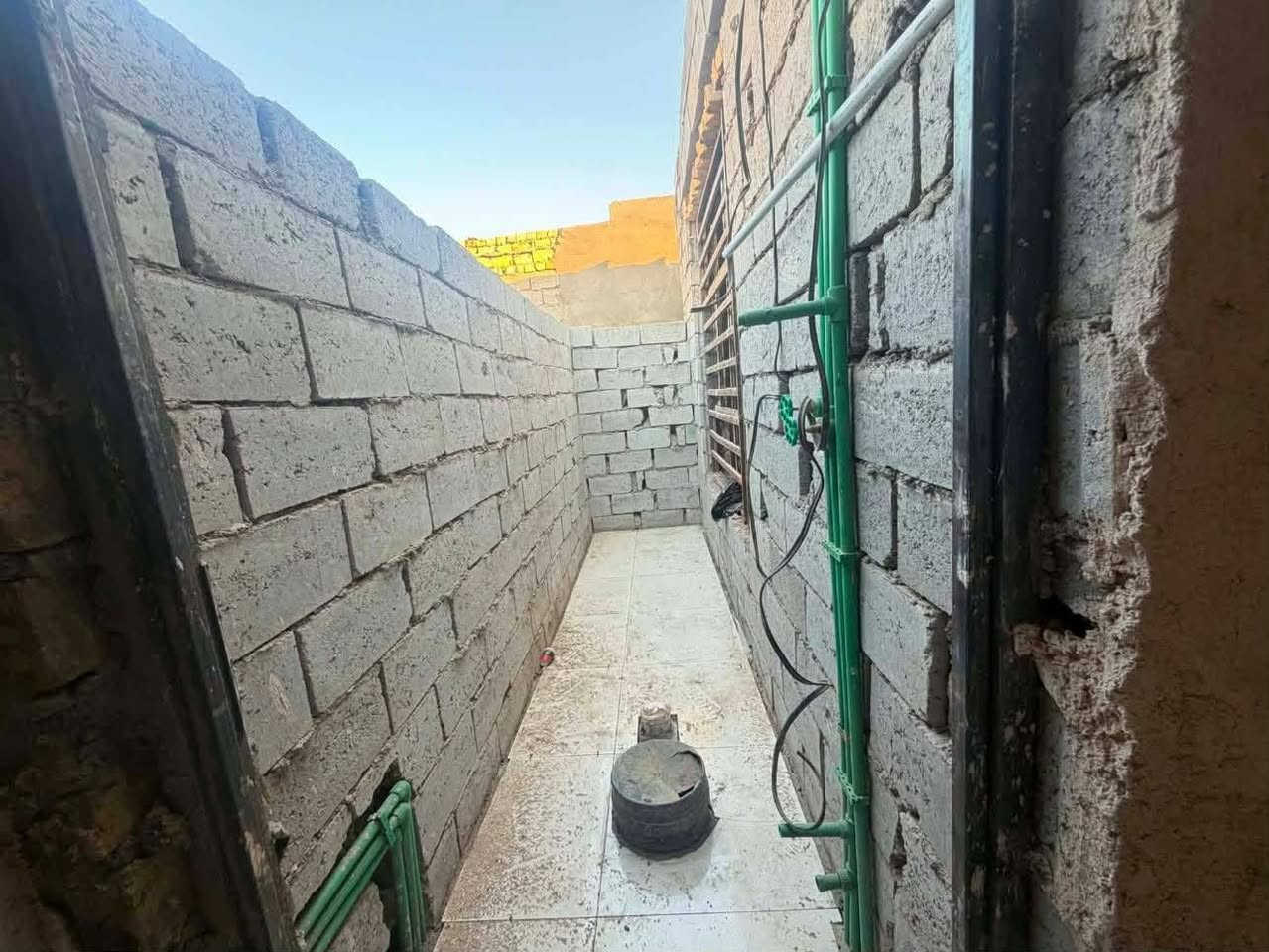 يالله سلام عليكم  بيت للبيع  125متر يتكون البيت من غرفة نوم وصاله   ومطبخ   البيت كامل الماي والكهرباء كامل بي نقص بس  وبورك  سند25  مداور بأسم المشتري مشمول بالتطويب العنوان الديوانية مقابل حي الحضاره البو جاسم  خلف مديرية المخدرات الجديده 
السعر 20 نقد  
اقصاد 25
