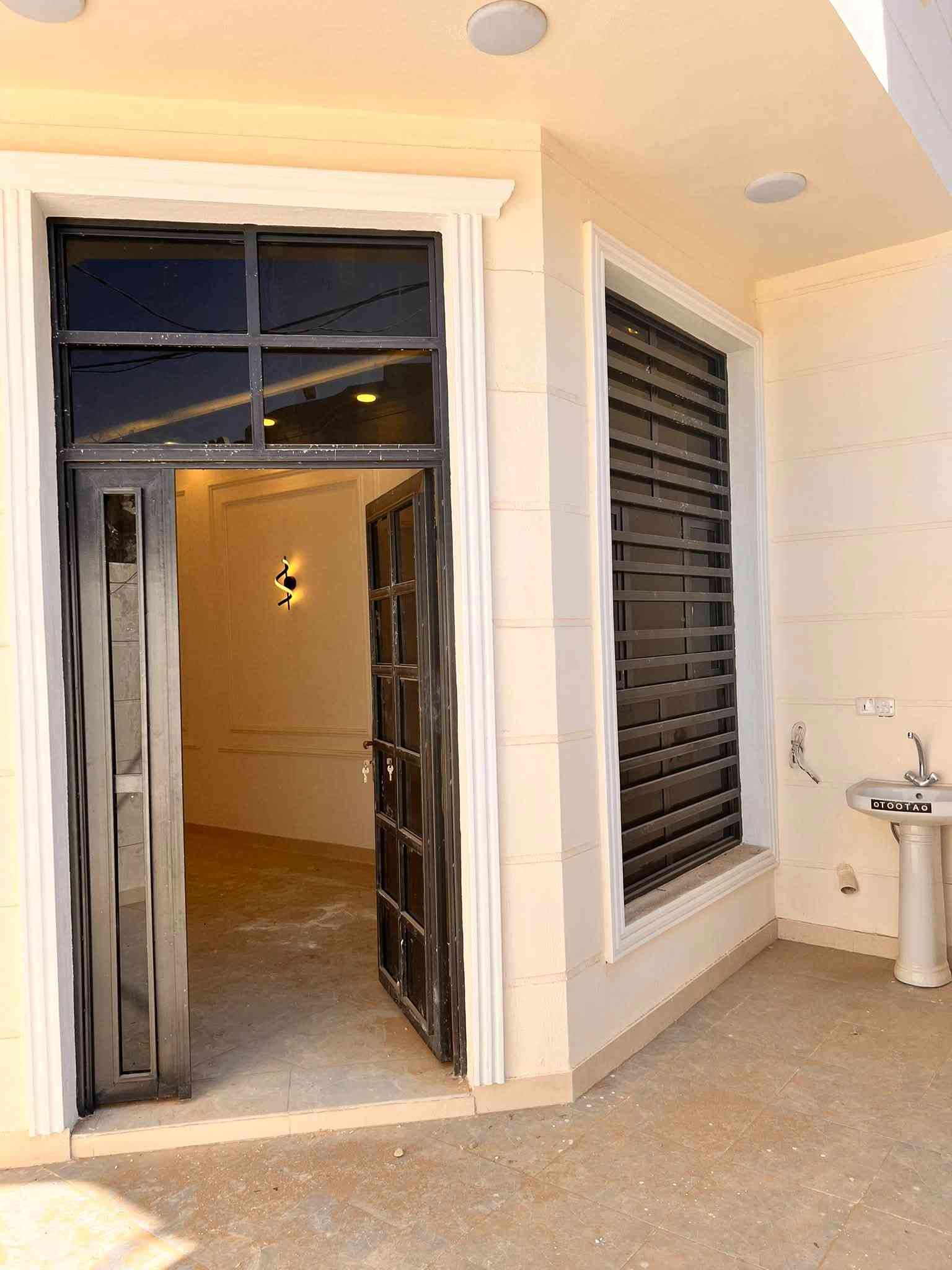 🏡 دار للبيع في منطقة الموظفين – فرصة مميزة

📐 المساحة: 125 متر
📜 طابو صرف
🏠 بناء جديد من الطابوك وتنفيذ بمواصفات ممتازة
🏢 طابقين بتوزيع عملي ومناسب للعائلة

✨ يتكون من:
• 3 غرف نوم
• استقبال
• صالة
• مطبخ
• صحيات
• كراج سيارة

📍 موقع تجاري مميز جداً – شارع 20 متر
موقع مناسب للسكن والاستثمار.

📞 للاستفسار ومعرفة التفاصيل:
زيارة مكتب الخالدي للعقار – بداية الموظفين، مجاور مدرسة نون والقلم
📱 ***********
