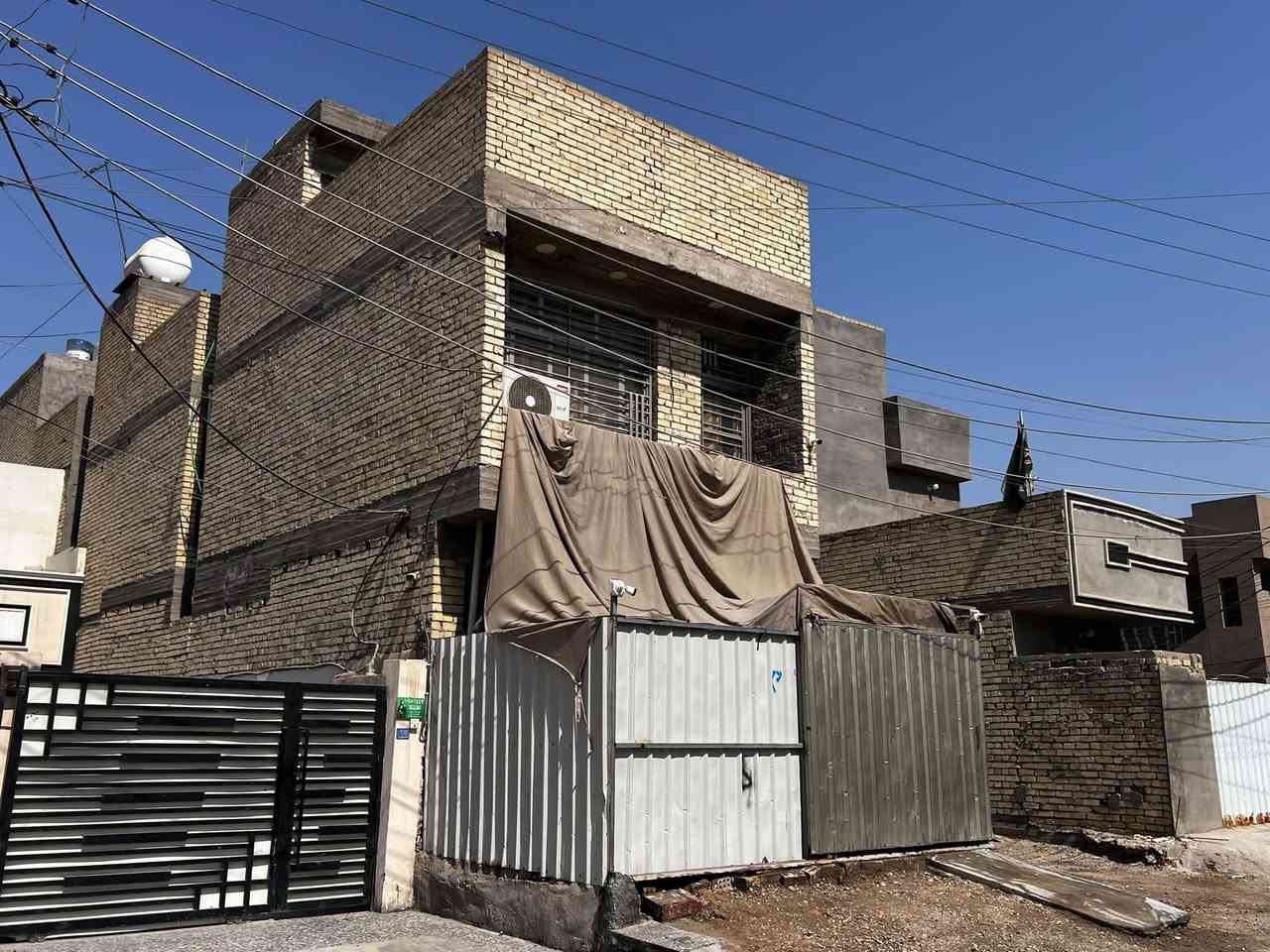سلام عليكم
بيت مساحه 60 متر طابو بسمي 

الطابق الاول ستقبال  وصاله ومطبخ وخدمات 

الطابق الثاني غرفتين وصاله وخدمات 

والطابق الثالث بيتونه جبيره وسطح ومخزن

مكانه بغداد المشتل النفط 

للأستفسار اكثر ***********
