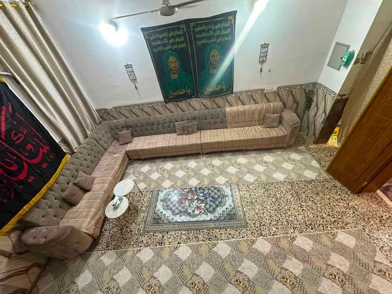 السلام عليكم
🏠 بيت للبيع في كربلاء – حي الإطارات

📍 الموقع: كربلاء – حي الإطارات، قرب مدرسة بطل خيبر.

📐 المساحة: 100 م²
🏗️ سنة البناء: 2019
🏠 طابق ونصف – بناء درجة أولى
🔨 كونكريت مسلح وطابوق جمهوري

✨ تفاصيل البيت:

🔹 الطابق الأول:

• غرفة نوم
• صالة معيشة
• استقبال مفتوح على الصالة، مع باب دفتري للفصل بينهما
• مطبخ
• صحيات عدد 2 
• أرضية كاشي
• الجدران سيراميك وبياض

🔹 الطابق الثاني:

• غرفة نوم
• صالة
• حمام
• سطح داخلي
• أرضية بورسلين درجة أولى
• الجدران بياض

الخلاصه:
• مجموع غرف النوم: غرفتان
• مجموع الصحيات: 3
• جميع أبواب البيت من تسكام عراقي درجة أولى
• البيت كامل وجاهز للسكن، ولا يحتاج إلى أي إضافات

💰 السعر: 150 مليون دينار عراقي
للعلم البيت يباع حصراً من صاحب الدار وليس عن طريق دلال او مكتب 

📞 للاستفسار والاتصال:
***********

📌 للجادين فقط، يرجى الاتصال على الرقم أعلاه.
