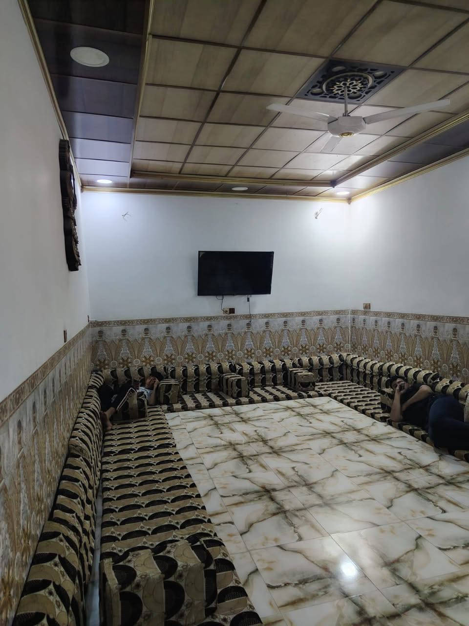 السلام عليكم بيت بل 3000 بداية الديوم
بيت 200 متر وجه 10

يتكون من 4 غرف 

وحمامات 2 واحد بطابق ثاني واحد بطابق الارضي 
   
بناء جديد فقط الواجها ماملبوخ 

سطح شتايكر 

سعر 115 وبي مجال 

الاستفسار ***********
