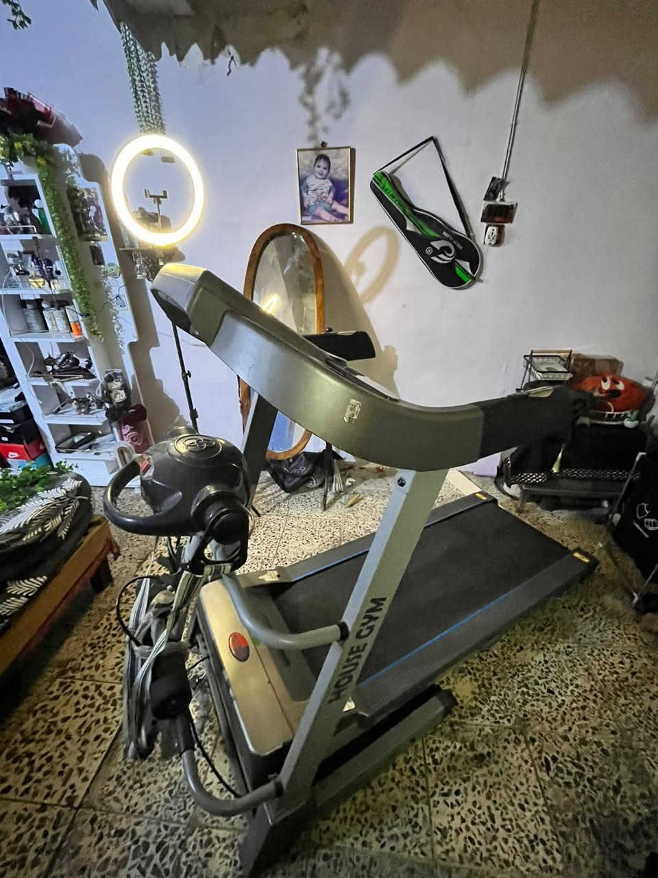للبيع جهاز مشي كهربائي House Gym بحالة ممتازة جدًا،
الجهاز مستخدم مرتين فقط وبعدها انترك وما صار عليه استخدام.

الجهاز مناسب للبيت والرياضة اليومية، وتصميمه قوي ومرتب، وحالته حسب الصور نظيفة وشبه جديدة.
💰 السعر: 300 ألف دينار فقط
📍 الجهاز موجود في بغداد
📞  ***********
البيع بسبب عدم الاستخدام، مو بسبب عطل.
اللي يريد جهاز نظيف وشبه جديد ويوفر على نفسه سعر الجديد، يتفضل يتصل.
