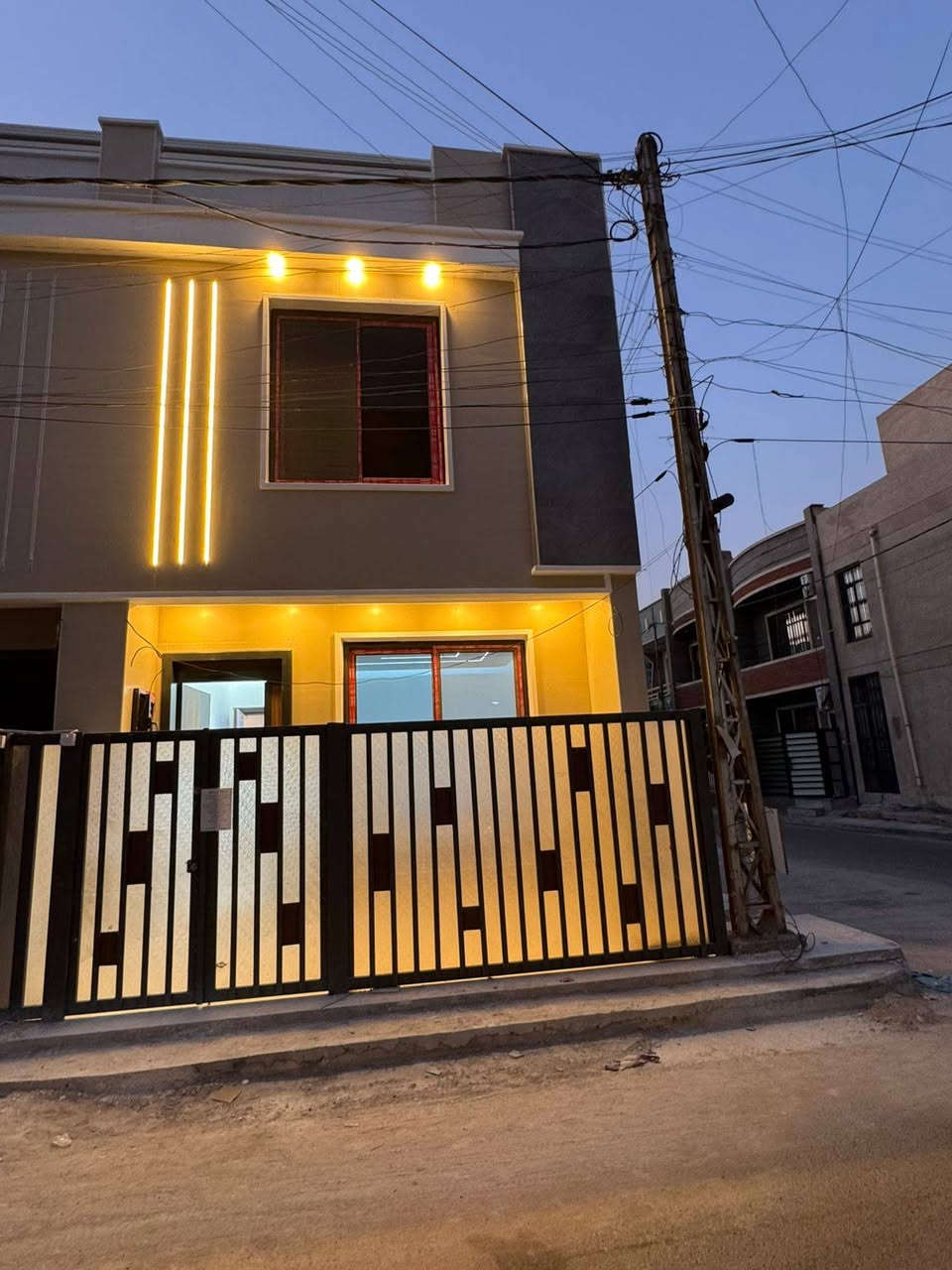 سلام عليكم مشتملات  عدد ( 2 )50 متر للبيع 🏡🏡
دارين 👍👍
 واجهه 5
نزال 10متر 
بناء حديث درجه اولى 
يحتوي على صاله ومطبخ وحمام 
الطابق الثاني
غرفتين نوم.  حمام. عدد 2
طابق الثالث غرفه نوم وسطح 

العنوان :: الامن الوطني مقابيل شقق حي الصدام السكني السعر خاص رقم الهاتف ***********
