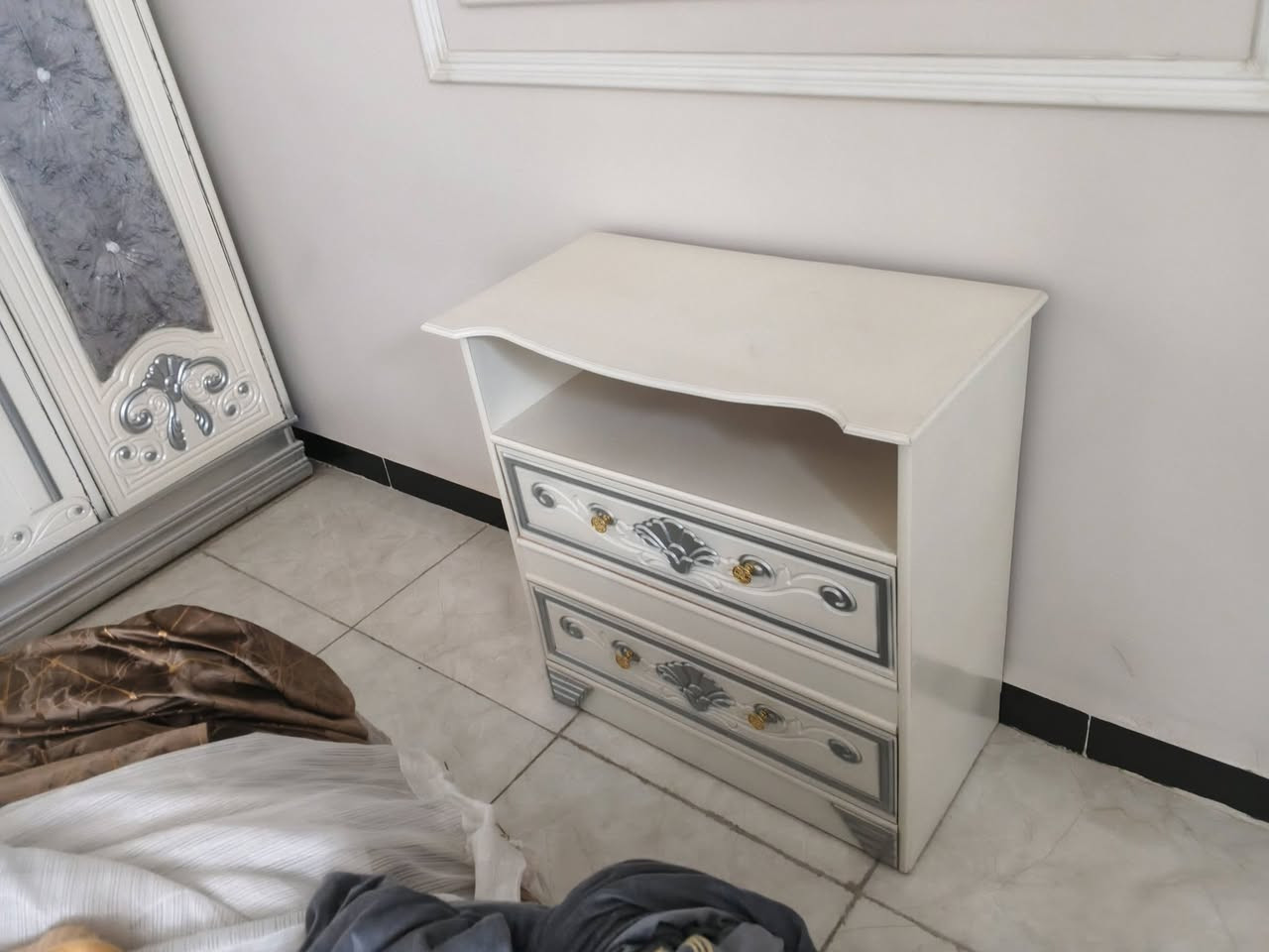 غرفه نوم للبيع عراقيه ومصبوغه ع شكل تركي مكانها بغداد الشعله 
مستعمله قليل نضيفه 
السعر 700 وبيها مجال  

***********
