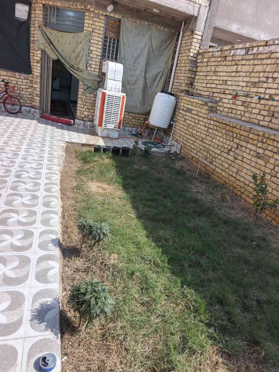 السلام عليكم بيت في حي الحكيم قرب معمل الاوكسجين البيت على شارع ٣٠ قرب صيدلية الشفيع البيت مساحته 175 البناء 2026 مرقم بلديه البيت يحتوي على غرفتين وصاله ومطبخ وستقبال وصحيات داخليه وخارجيه ويوجد في الطابق الثاني صاله كبيره وحمام للاستفسار اتصل على الرقم *********** أو واتساب السعر أدخل خاص
