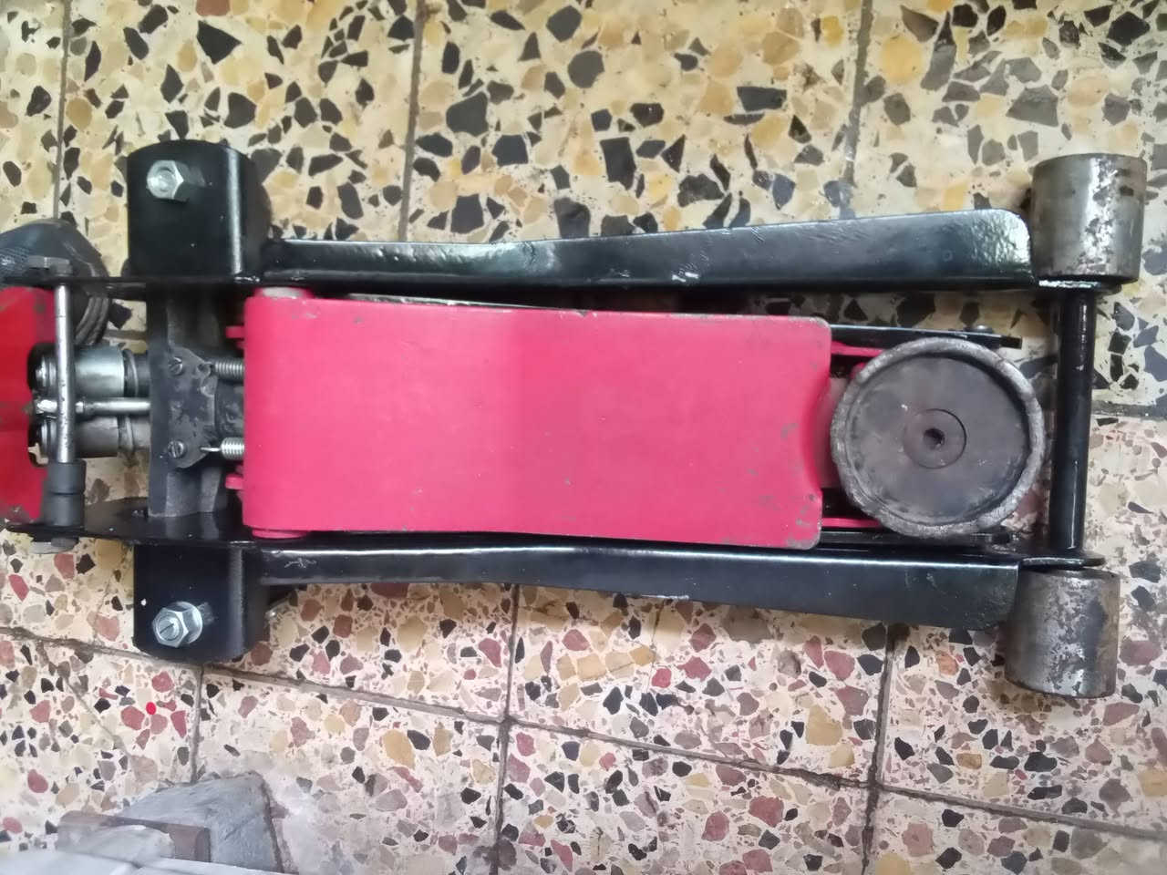 ⭕ يوجد توصيل لكافة المحافظات 
جك عربانه 3 طن دبل بستم خالي من اي نظوح شغال وعل الفحص شرط الفحص أمام المندوب السعر 95 الف مكاني بغداد قرب ساحة مظفر ***********
