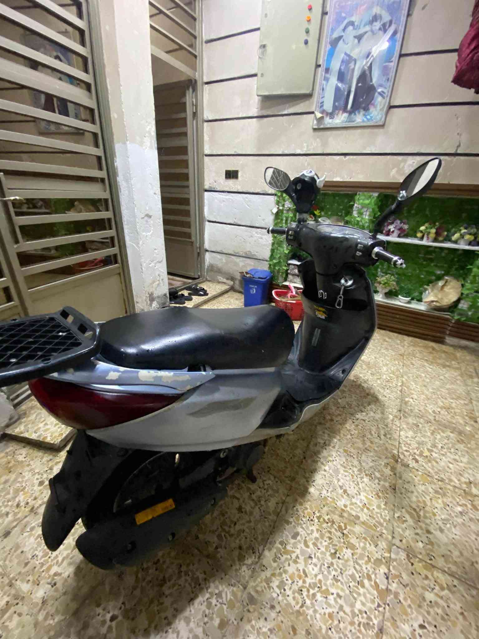 سلام عليكم دراجه بريز لايت ناصي للبيع
دراجه حلوه وخير من الله نضيفه ختم واحد ويه المكينه بس الكفر الأمامي تجاري 
ابريكً امامي خلفي استان تعليك +صفح+ قفل صندوك + قفل استبرن لايت امامي خلفي دراجه حلوه ونضيفه 
نقصها باتري وهورن فقط ما نقصها بعد اي شيء  
السعر ٤٧٥ بيها مجال للطيبين 
العنوان بغداد حي اور مقابل البانزخانه علاوي الأسمر 
الرقم *********** واتساب
