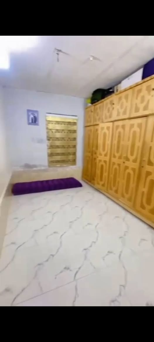 بيت للايجار يصلح لطلاب اوعوائل عنوان الكزيزه قرب مدينه الرياضيه غرفتين وصاله وستقبال ومطبخ وصحيات سعر 350 قفل ***********

نص مكتوب في الصور:
- الاستقبال
- الغرفة الثانية