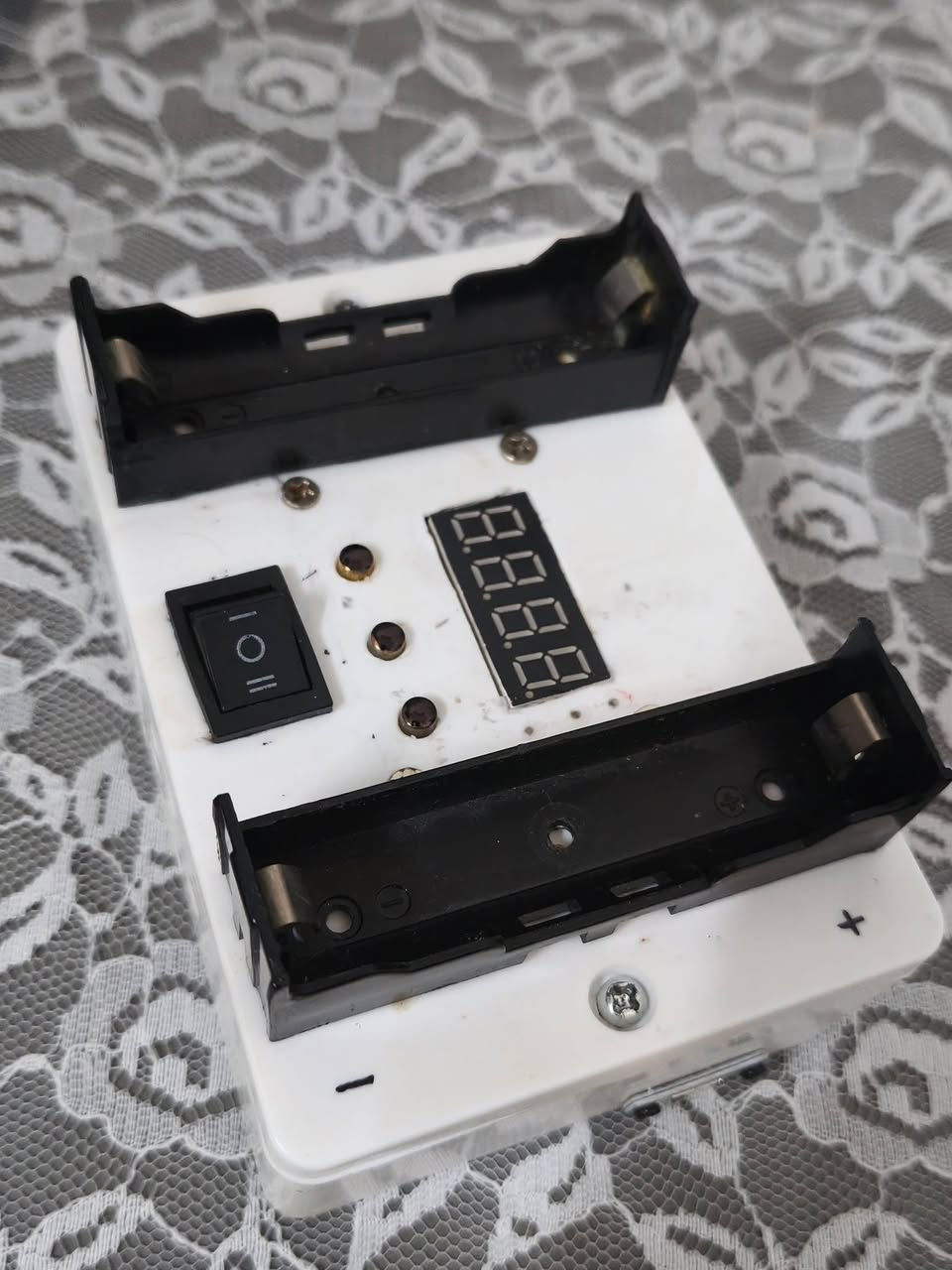 🔋 شاحن / مفرغ بطاريات مزدوج للبيع 🔋
للبيع شاحن /مفرغ بطاريات عملي ومجهز بشحن بطاريتين، مع شاشة رقمية ومؤشرات تشغيل.
• شحن بطاريتين بنفس الوقت
• شاشة رقمية واضحة
• مفتاح تشغيل/إيقاف
• تصميم ثابت وقوي
• الجهاز يعمل وجاهز للاستخدام
يعمل على منفرد Type _C
💵 السعر: [25الف]
📩 للتواصل والاستفسار راسلني خاص او على واتساب.***********
